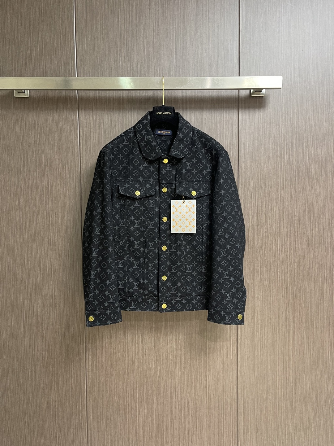 NO:645447,LV presbyopia denim jacket, the fabric is made of the same heavyweight pure cotton material as the original, washed and distressed. After manual typesetting and positioning, the fabric wear is very large, the cuffs are aligned, the back jacquard is lined up, and the front and back splicing process perfectly restores the original effect. Bronze button engraved base, collar with classic chain, back waist clip buckle, inner stitching, fine workmanship  . Customized dyeing without any color difference. Perfect restoration of ingenious craftsmanship, complete three standards, customized accessories. Sizes 48-56, Louis Vuitton, jackets & coats, Alexander Wang19860909LV 老花牛仔外套,面料采用原版一致重磅纯棉材质,洗水做旧.人工排版定位剪裁后,面料耗损度非常大,袖口对位,后幅横向提花一字排开,前后幅拼接工艺完美还原原版效果.古铜色纽扣刻字底托,领口经典环链,后幅束腰夹扣,内里的车线包边,做工精细 .定制定染无任何色差.匠心工艺完美还原,三标齐全,定制辅料.尺码48-56,,louis vuitton,jackets & coats,alexander wang,Men's clothing