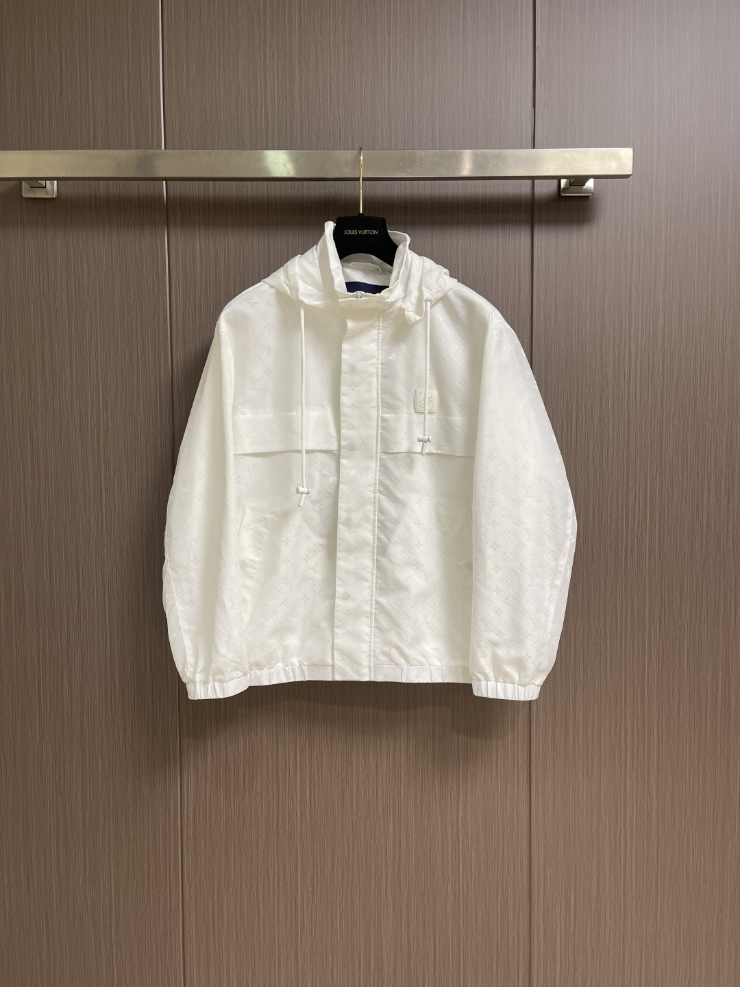 NO:645461,LV  The dark pattern jacquard hooded jacket adopts a simple hooded design, and the front uses a double closure system of zippers and buttons to enhance practicality and layering. The hood is equipped with an adjustable drawstring to facilitate free styling; the body is low-key and incorporates the brand's iconic Monogram presbyopic pattern.  , looming under the light, showing luxurious genes. The overall style is casual and fashionable, and the fabrics are made of high-quality materials to ensure comfort and breathability, suitable for daily wear in autumn and winter. It can be used with street trends or to create a comfortable look, sizes 48-56, louis  vuitton,jackets & coats,hats,alexander wang19860909LV 暗纹提花连帽外套,采用简约连帽设计,前襟创新运用拉链与纽扣双重闭合系统,增强实用性与层次感.连帽搭配可调节抽绳,便于自由造型；衣身低调融入品牌标志性Monogram老花暗纹,在光线下若隐若现,展现奢华基因.整体风格休闲时尚,面料选用高品质材质确保舒适透气,适合秋冬日常穿着.既可搭配演绎街头潮流,也能配合打造舒适造型,尺码48-56,,louis vuitton,jackets & coats,hats,alexander wang,Men's clothing