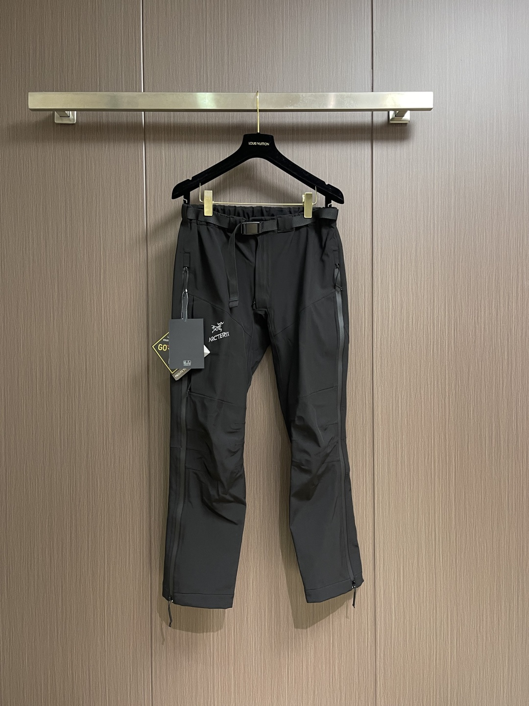 NO:622656,arcteryx Arc'teryx tactical assault pants hard shell outdoor pants AHA Aha series LEAF Algpa Pant LT  Straight-leg, loose and comfortable trousers, these AHALT men's trousers are lightweight trousers that are not only lightweight and waterproof, but also tear-resistant and durable. The hips and knees are specially stitched to make wearing more flexible. Waterproof zipper pockets on both sides can prevent water from entering the waist and waist.  The strap design makes it easy to put on and take off. The waterproof zipper design that runs sideways through the bottom is really useful when going outdoors and off-roading. It can be opened to instantly dissipate heat and sweat, making it easy to put on and take off. In harsh environments, the hem can be tightened by tightening the rope to prevent mosquitoes and small animals from entering, and it also has a windproof and warm effect!  Size M-3XL,arc'teryx,alexander wang19860909arcteryx 始祖鸟战术冲锋裤硬壳户外裤 AHA Aha系列 LEAF Algpa Pant LT 直筒宽松舒适冲锋裤,这款AHALT男士冲锋裤是一款轻量级的冲锋裤,不仅轻量防水性能出色而且抗撕裂耐久同样出色.臀部以及膝盖经过特别缝合,穿着运动更加灵活.两侧带防水拉链口袋可以防止随身物品进水,腰带设计可以方便穿脱.侧身贯穿置底的防水拉链设计、在户外越野时候用处真的太大了、可以拉开瞬间散热排汗、更是方便穿脱、遇到恶劣环境、下摆可以通过收绳收紧下口、防止蚊虫小动物进入、同时也起到防风保暖效果！尺码M-3XL,arc'teryx,alexander wang,Men's clothing