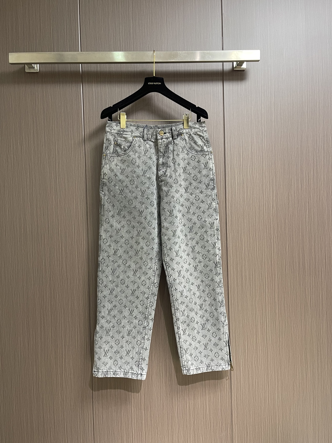 NO:690698,LV  Full-print jacquard washed jeans are made of denim denim fabric and made with diagonal jacquard craftsmanship. The surface is covered with logo printing. The gradient wash effect from dark to light restores the retro texture. It is both soft and skin-friendly and has a crisp and drapey feel. The classic five-pocket cut is suitable for daily scenes. The coin pocket is decorated with floral rivets.  The back is decorated with a nubuck leather label, highlighting the brand identity in every detail; the slits on the side of the trousers add a sense of flexibility to the style, allowing you to adjust the style according to your needs; the denim-style button front is matched with stitching of the same color, the stitching is fine and even, and the fabric splicing is smooth and firm, showing the brand's exquisite sewing technology.  Size 29-30-31-32 S-XL Counter size is too large. Size 29 waist 85 hips 102 pants length 104 30 yards waist 89 hips 106 pants length 105 31 yards waist 93 hips 110 pants length 106 32 yards waist 97 hips 114 pants length 107,,louis vuitton,jeans,19860909LV 满印提花水洗牛仔裤,采用丹宁牛仔面料,经斜提花工艺打造,表面铺陈标识印花,自深而浅的渐变水洗效果还原复古质感,兼具柔软亲肤性与挺括垂坠感；经典五袋剪裁适配日常场景,零钱袋处点缀花卉铆钉,后部饰有正绒面革标签,细节处彰显品牌标识性；裤脚侧边开叉设计增添造型灵动感,可随穿搭需求调整风格；牛仔风格纽扣前襟搭配同色系车线,针脚细密均匀,面料拼接处平整牢固,呈现品牌精湛缝制工艺. 尺码29-30-31-32 S-XL 专柜码数偏大 29码腰围85臀围102 裤长104 30码腰围89臀围106 裤长105 31码 腰围93臀围110 裤长106 32码腰围97臀围114裤长107,,louis vuitton,jeans,,Men's clothing