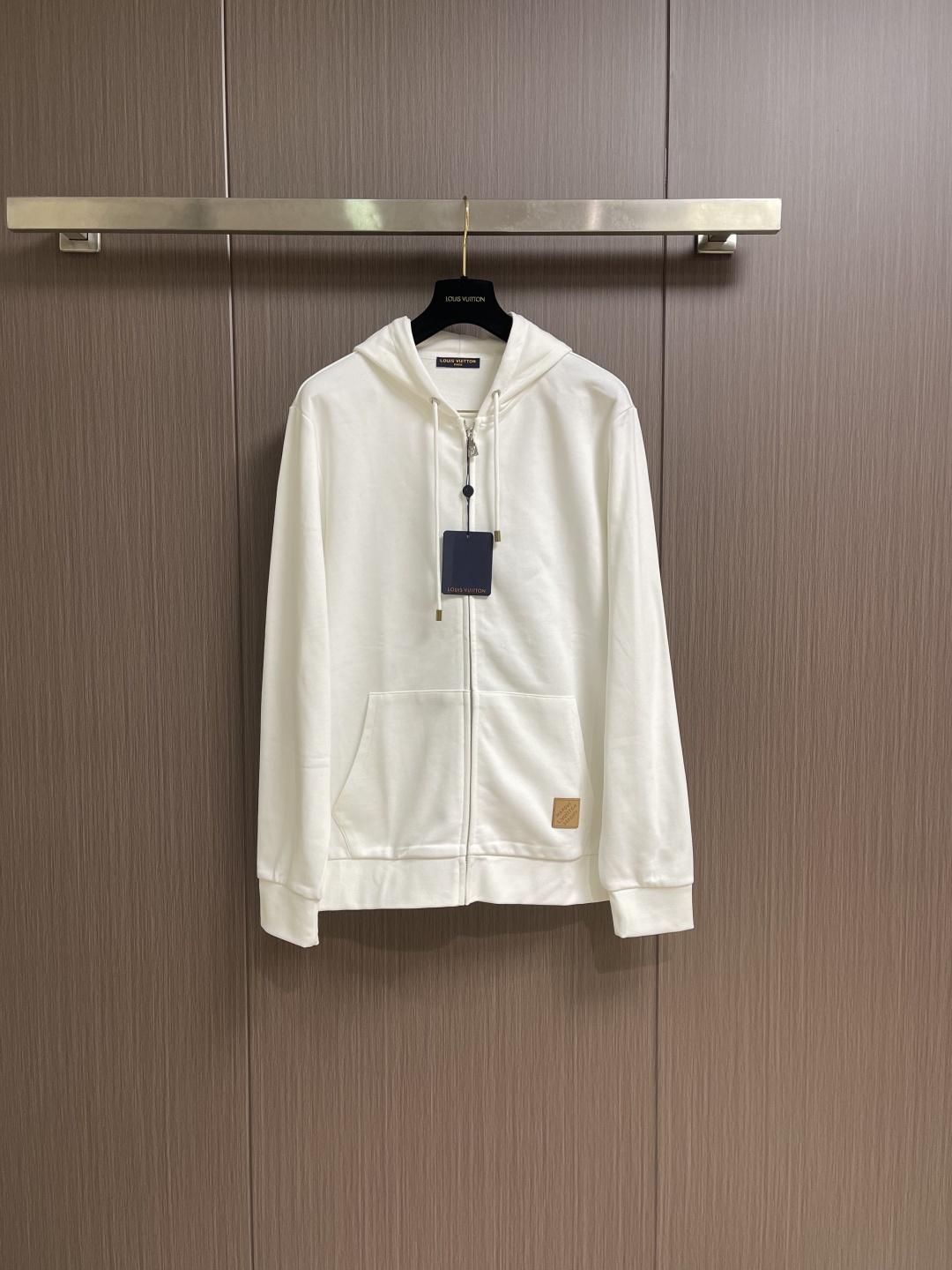 NO:624619,LV 2026ss early spring new zipper hooded sweatshirt. Customized imported customer-supplied fabrics!  Customized original hardware accessories and letter logo!  Iconic brand elements, heavy craftsmanship, three-dimensional tailoring, slim and customized version, the upper body effect is very good!  The fabric is comfortable and soft to the touch, allowing you to perfectly combine casual fashion with fashion!  Size M-3XL Size M Bust 112 Shoulder Width 44 Length 69 Sleeve Length 64 L Size Bust 116 Shoulder Width 46 Clothing Length 71 Sleeve Length 65  Shoulder width 52, clothing length 77, sleeve length 68,,louis vuitton,hoodie,sweatshirts,hats,alexander wang19860909LV 2026ss早春新款拉链连帽卫衣.定制进口客供面料！原版五金辅料定制,字母logo标志！标志性品牌元素,重工艺制作,立体剪裁,修身定制版型,上身效果非常赞！面料舒适手感柔软,让你休闲时尚于潮流完美结合！尺码M-3XL M码 胸围112 肩宽44 衣长69 袖长64 L码 胸围116 肩宽46 衣长71 袖长65 XL码胸围120 肩宽48 衣长73 袖长66 2XL码 胸围124肩宽50 衣长75 袖长67 3XL码 胸围128 肩宽52 衣长77袖长68,,louis vuitton,hoodie,sweatshirts,hats,alexander wang,Men's clothing