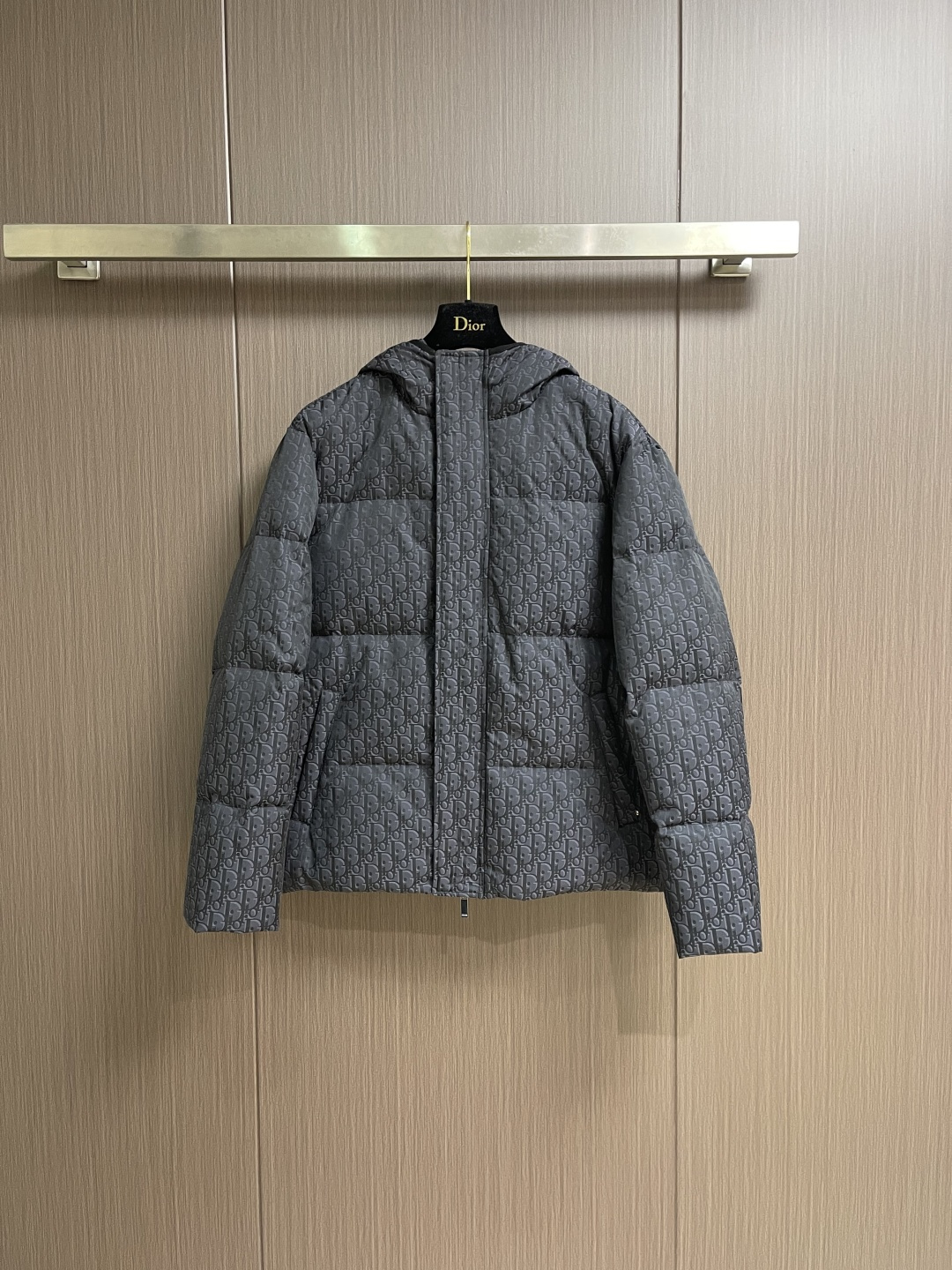 NO:622674,Dior Hooded Quilted Black Cotton Blend Oblique Printed Down Jacket. This hooded quilted down jacket is a new addition to the 2026 Spring Men's Collection. It highlights the Oblique print and Dr logo. It is carefully crafted from black cotton blend fabric and decorated with Dr rubber patches and side zipper pockets. It is unique. The all-over pattern highlights the temperament. The same-tone graphic style details enhance the style of various outfits. The whole body is decorated with the same-tone Oblique  Printed back decorated with Dr rubber patch hood, zipper closure, side zipper pockets. Filling 90 new national standard duck down, size 46-52,, dior, jackets & coats, jackets & coats, down jacket, hats, alexander wang19860909Dior 连帽绗缝黑色棉质混纺面料Oblique 印花羽绒夹克外套,这款连帽绗缝羽绒夹克是二零二六春季男装系列新品,突显Oblique 印花和 Dr 标识,采用黑色棉质混纺面料精心制作,饰以 Dr 橡胶补丁和侧面拉链口袋,别具一格,通体图案彰显气质,同色调图形风格细节为各式装扮提升格调,通体饰以同色调Oblique 印花背面饰以Dr橡胶补丁风帽,拉链开合,侧面拉链口袋.填充物90新国标鸭绒,尺码46-52,,dior,jackets & coats,jackets & coats,down jacket,hats,alexander wang,Men's clothing