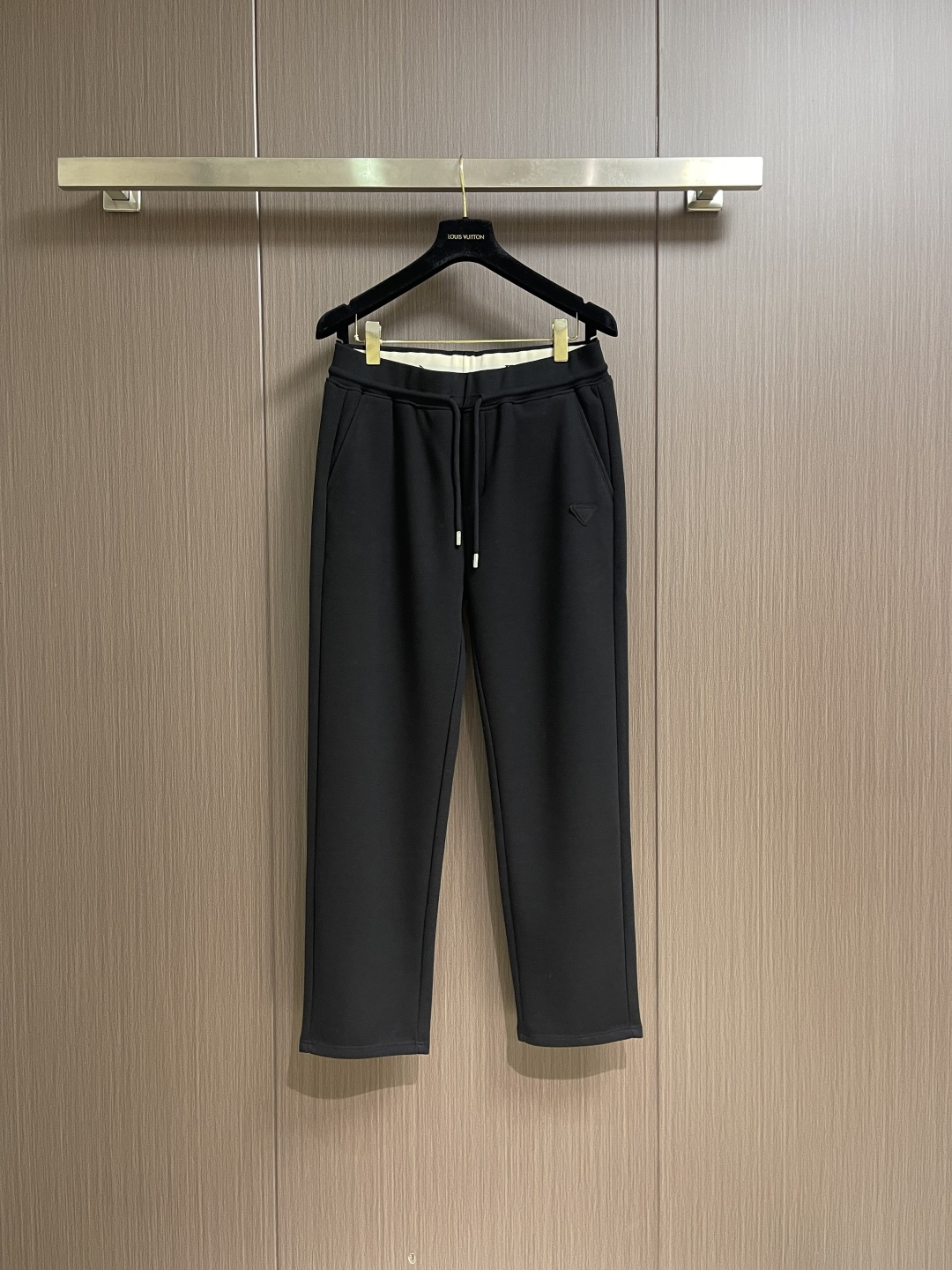 NO:646965,Prada ss new autumn and winter casual pants, customized original fabric hardware. Classic triangle logo, fashionable and slimming pants, slim and stylish, super comfortable on the upper body, versatile and not picky!  Size XS-L19860909Prada ss秋冬新款休闲裤 定制原版面料五金.经典三角标,时髦显瘦于一体的裤子,修身有型,上身超级舒适,百搭又不挑人！尺码XS-L XS码 腰围74 腿围60 裤长101  S码 腰围78 腿围62 裤长102 M码 腰围82 腿围64 裤长103  L码 腰围86 腿围66 裤长104,,prada,alexander wang,Men's clothing