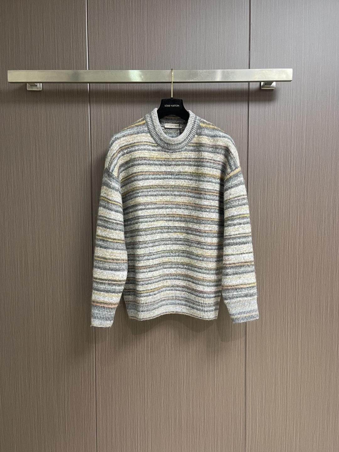 NO:627673,BV 2025FW new autumn and winter imported floral wool knitted round neck sweater, the same fashionable colorful striped intarsia loose casual pullover sweater for men and women!  BV's new colorful striped sweater is not just an ordinary sweater, it is the perfect combination of fashion and warmth!  It uses unique fabrics, exquisite patterns and loose styles to bring us a visual and tactile feast!  This sweater is made of imported floral yarn wool knitted fabric. When you touch it gently, the fluffy and thick touch is like stroking a soft cloud, making people want to touch it more!  Moreover, this kind of fabric has excellent thermal insulation performance. In the cold season, wearing it is like wrapping yourself in a warm blanket, completely insulating the cold outside!  The all-over colorful striped intarsia pattern is so eye-catching. Those colorful stripes are like a colorful picture slowly unfolding on the sweater!  Each stripe has a unique color combination. They are intertwined and set off each other, which is both harmonious and layered!  These colorful stripes are not piled up randomly, but are carefully conceived and cleverly arranged by the designer. Every detail shows fashion and personality!  Wear it and you will instantly become the focus of the crowd, feeling extremely fashionable!  Sizes XS-L,,bottega veneta,sweaters,blankets,alexander wang19860909BV 2025FW秋冬新款进口花纱羊毛针织圆领毛衣,男女同款时尚彩色条纹嵌花宽松休闲套头毛衣针织衫！BV新款彩色条纹毛衣,它不仅仅是一件普通的毛衣,更是时尚与温暖的完美结合！它用独特的面料、精美的图案和宽松的版型,为我们带来了一场视觉与触觉的盛宴！该毛衣采用客供进口花纱羊毛针织面料,当你轻轻触摸它,那蓬松厚实的触感就像在抚摸一朵柔软的云朵,让人忍不住想要多摸几下！而且这种面料的保暖性能极佳,在寒冷的季节里,穿上它就像给自己裹上了一层温暖的毛毯,将外界的寒冷严严实实地隔绝在外！通体彩色条纹嵌花图案简直太吸睛了,那些色彩斑斓的条纹,就像一幅绚丽多彩的画卷在毛衣上徐徐展开！每一条条纹都有着独特的色彩搭配,它们相互交织、相互映衬,既和谐又富有层次感！这些彩色条纹可不是随意堆砌的,而是经过设计师精心构思和巧妙安排,每一处细节都彰显着时尚与个性！穿上它你瞬间就能成为人群中的焦点,时髦感爆棚！尺码XS-L,,bottega veneta,sweaters,blankets,alexander wang,Men's clothing