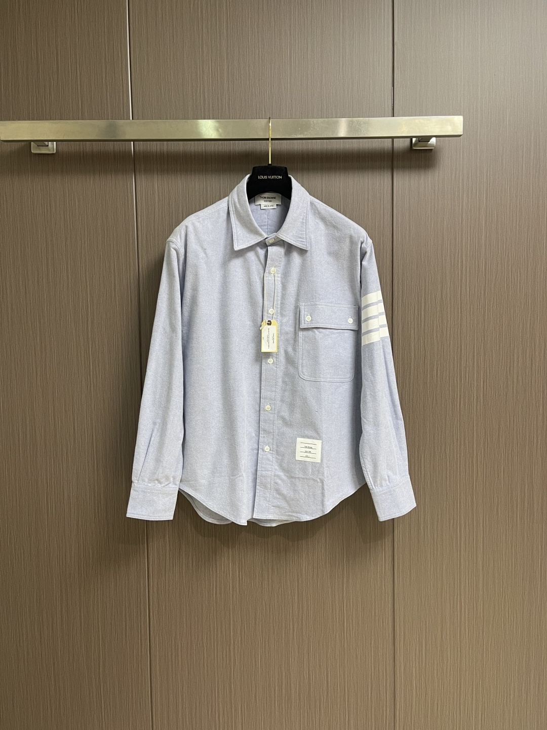 NO:627688,TB Thom Browne four-stripe long-sleeved shirt, men's four-stripe peak collar shirt, white four-stripe design on the left sleeve, button front peak collar, single chest pocket, branded washed logo button cuffs between pleats, back yoke hanging earrings, back collar grosgrain logo. Sizes 1-2-3-4,, shirts, alexander wang19860909TB Thom Browne 袖臂四条杠长袖衬衫,男士四条纹尖领衬衫,左袖白色四条纹设计,纽扣前襟尖领单个胸袋,附品牌水洗标褶间纽扣袖口,后育克饰挂耳 后领罗缎标饰.尺码1-2-3-4,,shirts,alexander wang,Men's clothing