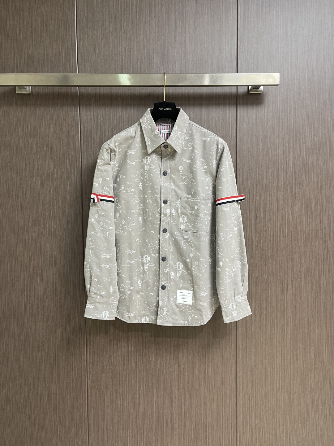 NO:627678,TB ThomBrowne Thom Browne childlike graffiti shirt long-sleeved shirt jacket, classic double armbands with graffiti prints, full of fun for children. Wish for a kite around the new theme of TB, and dreams will set sail accordingly; real shell buttons, customized four-way copper buttons with letters, wide version, rare khaki and unsaturated colors. I love it. Size 1-2-3-4,,thom browne,jackets & coats,shirts,alexander wang19860909TB ThomBrowne汤姆布朗 童趣涂鸦衬衣长袖衬衫外套,经典双袖标搭配涂鸦印花,孩童趣味十足 围绕着TB新主题之愿望寄予风筝, 而梦想会随之起航；真贝壳纽扣,订制字母四合铜扣挺阔版型, 难得的卡其色、 不饱和色系超爱.尺码1-2-3-4,,thom browne,jackets & coats,shirts,alexander wang,Men's clothing