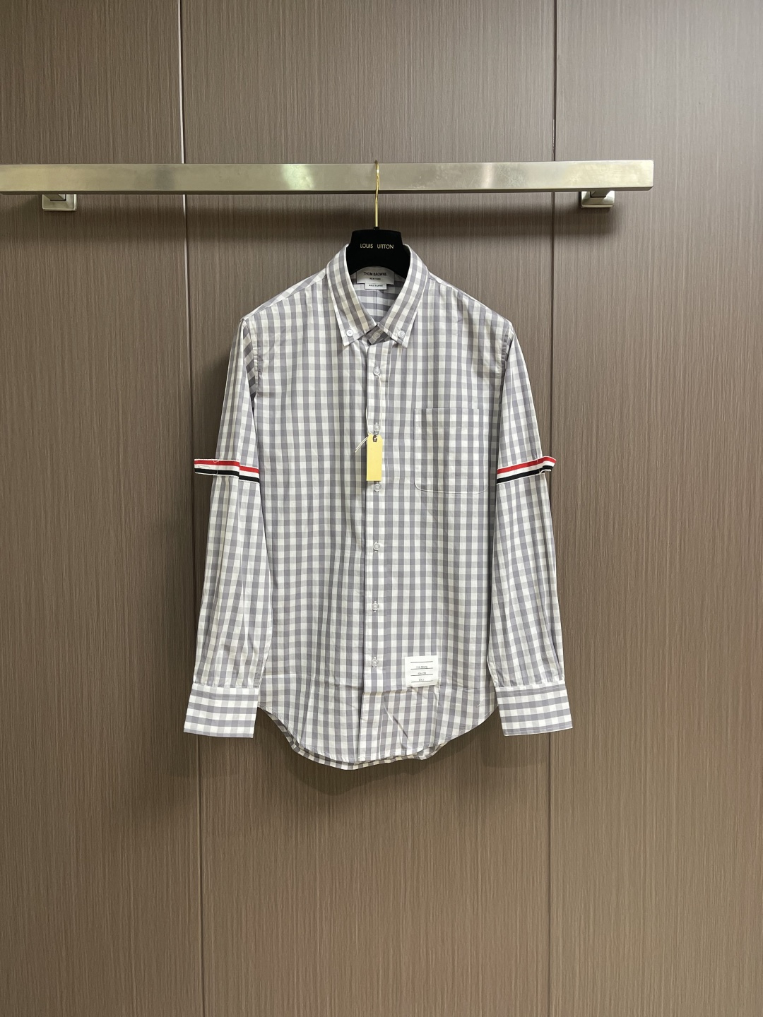 NO:627693,THOM BROWNE TB classic double-sleeved webbing-dyed plaid long-sleeved shirt. The fabric is made of high-definition yarn-dyed custom-made Xinjiang long-staple cotton. Exquisite workmanship. Neat stitching. Fine stitching. Loose and casual style. Can be worn outside or inside. Light luxury style. New Made in Italy version. Buttons are made of classic white shell high-quality material. High-end atmosphere. Sizes 1-2-3-4, shirts, alexander wang19860909THOM BROWNE TB 经典双袖织带色织格纹长袖衬衫 面料采用高定色织定制新疆长绒棉 做工精致 走线整齐 针距细密 版型宽松休闲 可外搭可内搭 轻奢风格 全新意大利制造产地版本 扣子采用经典白贝优质材质 高端大气.尺码1-2-3-4,,shirts,alexander wang,Men's clothing