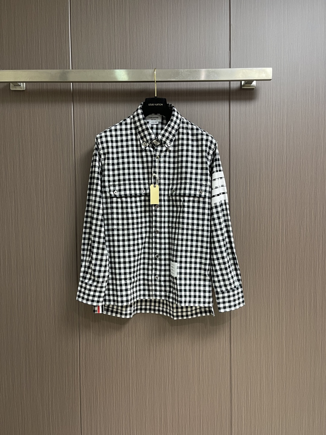 NO:627683,THOM BROWNE .TB classic double-sleeved webbing yarn-dyed high-version striped long-sleeved shirt. The fabric is made of high-definition yarn-dyed custom-made Xinjiang long-staple cotton with dark blue stripes. The quality is produced by the assembly line of its own brand factory. Exquisite workmanship. Neat alignment. Fine stitch length. Loose and casual version. Can be worn outside or inside. Light luxury style. New Made in Italy version. Buttons are made of classic white shell high-quality material. High-end atmosphere. Size 1-2-3-4,,shirts,alexander wang19860909THOM BROWNE .TB经典双袖织带色织高版本条纹长袖衬衫 面料采用高定色织定制新疆长绒棉深蓝色条纹 品质由自家品牌工厂流水线生产 做工精致 走线整齐 针距细密 版型宽松休闲 可外搭可内搭 轻奢风格 全新意大利制造产地版本 扣子采用经典白贝优质材质 高端大气.尺码1-2-3-4,,shirts,alexander wang,Men's clothing