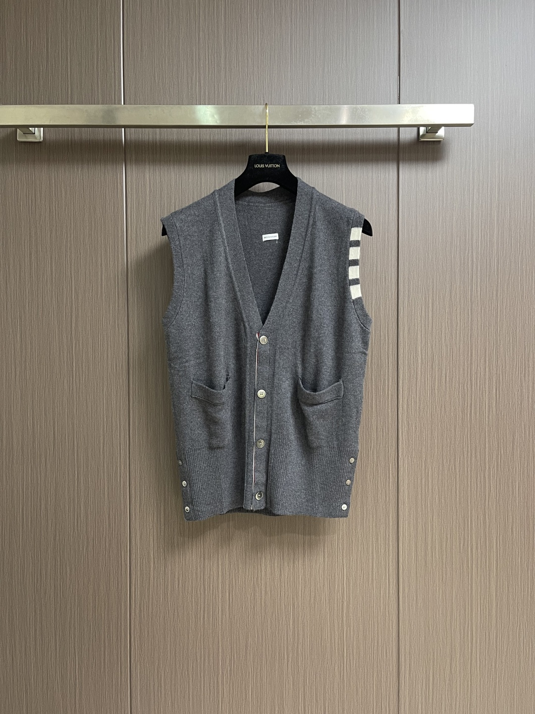 NO:627663,ThomBrowne TB basic four-bar V-neck cardigan vest, made of fine New Australian wool and has the same texture as the original. It uses deep-sea shell buckles, STOLL flat knitting machine 14-needle machine knitted panels, closure plates, parking space webbing alignment, the upper body texture is super soft, delicate and waxy, and it can be worn inside or outside. Sizes 0-1-2-3-4,,thom browne, alexander wang19860909ThomBrowne汤姆布朗 TB 基础四杠V领开衫背心,细支新澳毛羊毛材质手感质感与原版一致,采用深海贝壳扣,STOLL横机14针机器织片,封盘,车位织带对位对格,上身质感超强柔软细腻软糯,内搭外穿都OK.尺码0-1-2-3-4,,thom browne,alexander wang,Men's clothing