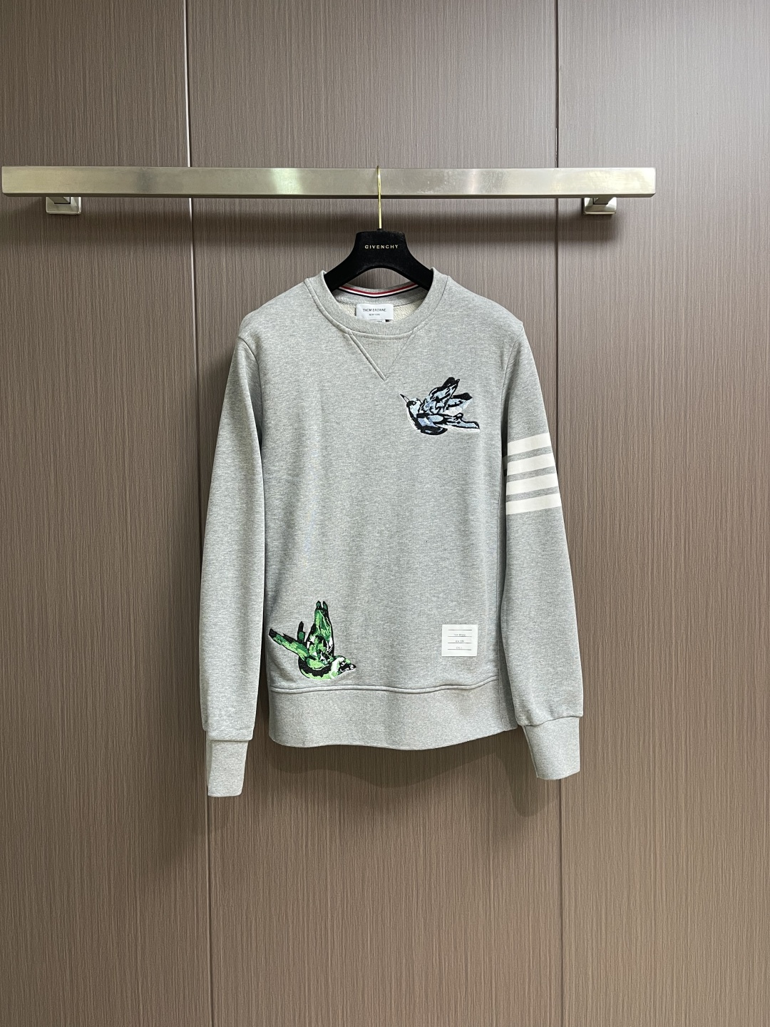 NO:627668,ThomBrowne TB embroidered bird round-neck sweatshirt, the yarn-dyed four-bar is classic, the color scheme of the two embroidered birds is very eye-catching, hiding the 'sophistication in the looseness'  420g high gram weight pure cotton terry fabric, neat terry lining, smooth and soft, not hard after washing; pre-shrunk processing; ultra-fine embroidered bird pattern, different from market patches and sparse embroidery, three-dimensional and shiny, full of graphics, the red, white and blue webbing on the collar is a careful design, paired with the iconic lower slit webbing and real deep sea shell buttons  Overall, it looks good without having to worry about it. It’s the right choice for your first sweatshirt in autumn. Sizes are 1-2-3-4, thom browne, hoodie, sweatshirts, alexander wang19860909ThomBrowne汤姆布朗 TB刺绣小鸟圆领卫衣,色织四杠是经典,两只刺绣小鸟的配色很亮眼,把'精致感藏在松弛里' 420g高克重纯棉毛圈面料,内里毛圈整齐,细滑柔软,洗涤后不发硬；预缩水处理；超精致刺绣小鸟图案,区别市场贴布和稀疏绣花,立体且光泽细腻,图形饱满,领口的红白蓝织带是小心机,搭配标志性下开衩织带 真深海贝壳纽扣 整体是不用费心就能穿好看的调调,秋天的第一件卫衣选它准没错.尺码1-2-3-4,,thom browne,hoodie,sweatshirts,alexander wang,Men's clothing