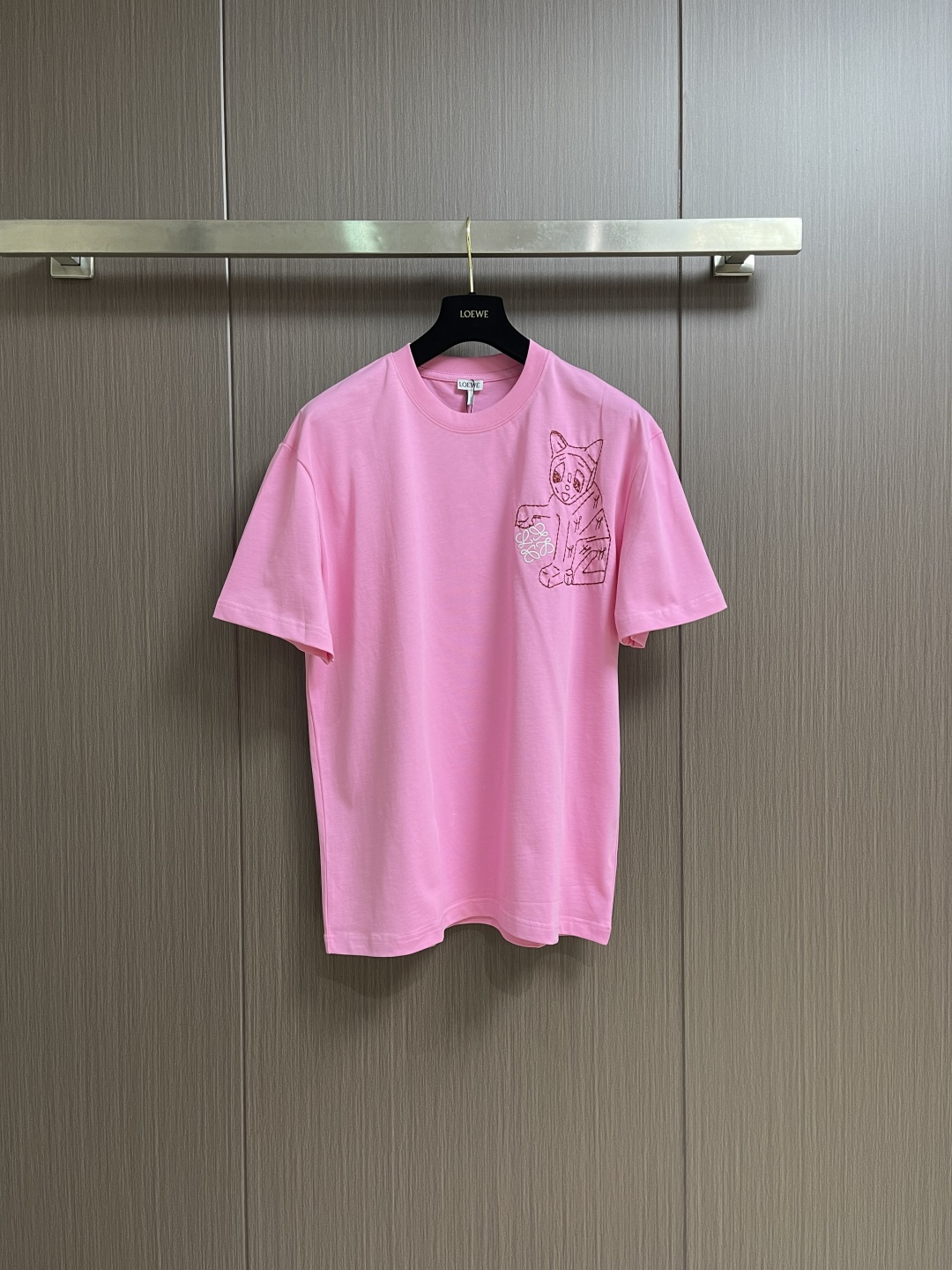 NO:646944,loewe 2026ss early spring new cotton loose-fitting short-sleeved T-shirt, lightweight cotton T-shirt, decorated with Luy and Anagram embroidery on the chest. The T-shirt is inspired by Louis Wain's 'uturist s' ceramic vase series. Sizes S-XL,,louis vuitton,loewe,T-shirt,tees,t-shirt,alexander wang19860909loewe 2026ss早春新款棉质宽松版型短袖 T 恤,轻盈棉质T恤,胸前饰有Luy 和Anagram 刺绣.T 恤灵感源自Louis Wain的'uturist s'陶瓷花瓶系列.尺码S-XL,,louis vuitton,loewe,T-shirt,tees，t-shirt,alexander wang,Men's clothing