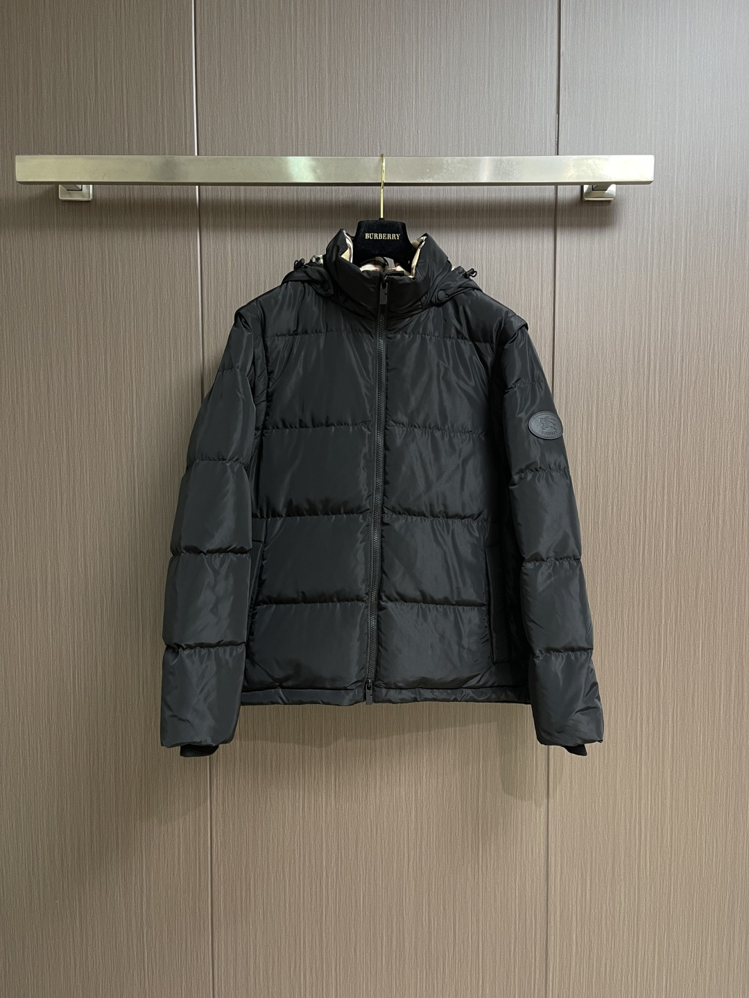 NO:627704,Burberry removable sleeve hooded down jacket, the fabric is made of high-density nylon with windproof, waterproof and wear-resistant properties. The coating treatment requires a water repellent (DWR) coating to improve the waterproof performance. Lining design The lining is made of classic plaid pattern fabric, usually a blended material, to increase brand recognition. The down chooses high-quality white duck down with a filling volume of (900 fill power) to ensure warmth. Sizes S-XL,, burberry, jackets &  coats,down jacket,hats,alexander wang19860909Burberry 可脱卸袖连帽羽绒外套,面料采用高密度的尼龙具有防风、防水和耐磨的特性.涂层处理需要进行防泼水（DWR）涂层处理,以提高防水性能.里衬设计内衬采用经典的格纹图案布料,通常为混纺材质,增加品牌辨识度.羽绒选择高品质的白鸭绒 填充量达到（900蓬松度）,以确保保暖性.尺码S-XL,,burberry,jackets & coats,down jacket,hats,alexander wang,Men's clothing