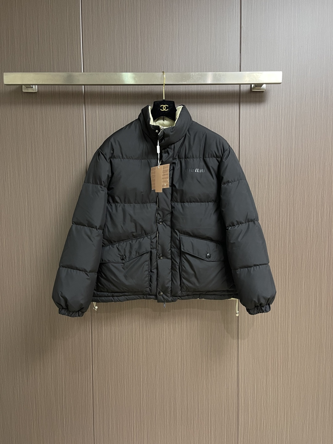 NO:627658,MiuMiu  The double-sided down jacket is made of high-density nylon. This fabric is light and thin but has high strength. It can effectively block the intrusion of wind and rain and has good breathability to maintain wearing comfort. It uses soft cotton blended fabric. It can cooperate well with the filling to prevent down from drilling out while providing a comfortable wearing experience. To increase moisture absorption and perspiration performance. The filling is 90 new national standard white duck  Down, in order to ensure that the down is evenly distributed, a process of quilting first and then filling is used. First, the outer and inner layers of fabric are quilted to form independent down filling grids, and then the down is filled into each grid according to the specified weight. This process can ensure that the down will not pile up in one place during wearing and maintain the overall uniformity of warmth. In order to maintain a good pattern, a shaping process will be used during the production process.  Art. When quilting, control the stitch length and tightness of the stitches to make the quilting lines smooth and beautiful; use elastic fabrics or rib designs on the cuffs, hems and other parts to increase the three-dimensional effect and fit. This is the most common splicing method, using a sewing machine to sew fabrics from different parts together. During the splicing process, you need to pay attention to the evenness of the stitches and the firmness of the stitches, and use double needle sewing to prevent the fabric from coming off the thread.  For some key splicing parts, such as shoulders, armpits, etc., reinforced sewing methods will be used to increase durability. Craft accessories, YKK zippers are recognized as high-quality zipper brands in the industry. The color of the customized zipper matches the overall design. The metal zipper can increase the sense of fashion, while the invisible zipper can make the appearance more concise. Sizes 46-52, miumiu, jackets  & coats,jackets & coats,down jacket,alexander wang19860909MiuMiu 双面穿羽绒服夹克外套,选用高密度的尼龙,这种面料质地轻薄但强度高,能有效阻挡风和雨水的侵入,同时具有良好的透气性,保持穿着的舒适度.选用柔软的棉混纺面料.能够与填充物良好配合,防止羽绒钻出,同时提供舒适的穿着体验.以增加吸湿排汗性能.填充物90新国标白鸭绒,为了保证羽绒均匀分布,会采用先绗缝后充绒的工艺.首先将外层和内层面料通过绗缝形成一个个独立的充绒格,然后将羽绒按规定的重量充入每个格中.这种工艺可以确保羽绒不会在穿着过程中堆积在一处,保持整体的保暖均匀性.为了使保持良好的版型,在生产过程中会采用定型工艺.在绗缝时控制针距和线迹的松紧度,使绗缝线条平整美观；在袖口、下摆等部位采用弹性面料或罗纹设计,增加的立体感和贴合度.这是最常见的拼接方式,通过缝纫机将不同部位的面料缝合在一起.在拼接过程中,需要注意针距的均匀和线迹的牢固,采用双针缝制以防止面料脱线.对于一些关键的拼接部位,如肩部、腋下等,会采用加固缝制的方法,增加的耐用性.工艺辅料,YKK拉链是行业内公认的高品质拉链品牌,定制拉链的颜色与整体设计相匹配,金属拉链可以增加时尚感,而隐形拉链则能使外观更加简洁.尺码46-52,,miumiu,jackets & coats,jackets & coats,down jacket,alexander wang,Men's clothing