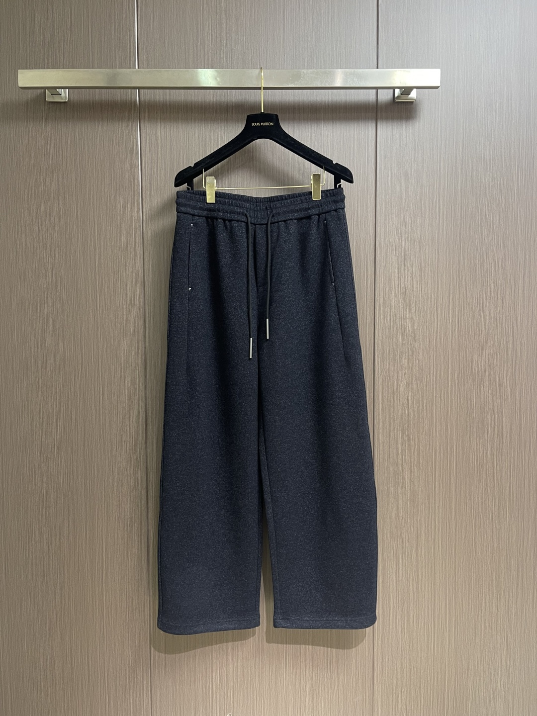 NO:646902,Valentino 2026ss early spring new casual pants, customized original fabric hardware, fashionable and slimming pants, with a stylish upper body, super comfortable upper body, versatile and not picky!  Size XS-L,,valentino,alexander wang19860909Valentino 2026ss早春新款休闲裤 定制原版面料五金,时髦显瘦于一体的裤子,上身有型,上身超级舒适,百搭又不挑人！尺码XS-L,,valentino,alexander wang,Men's clothing