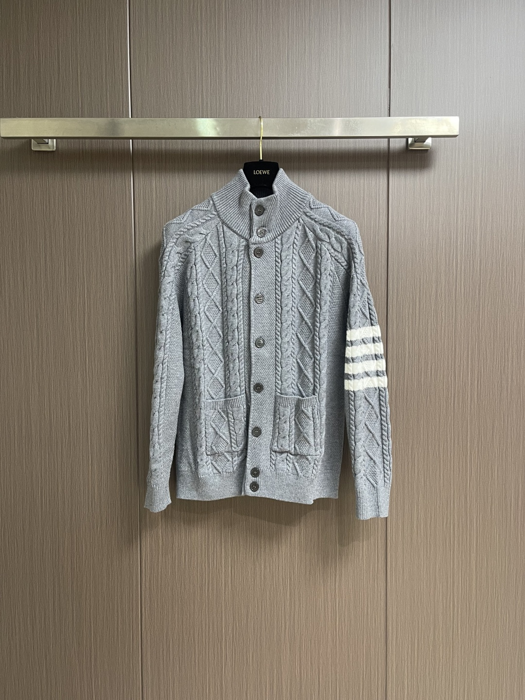 NO:627677,THOM BROWNE TB  Floral knitted jacquard zipper sweater, made of Australian merino wool, woven with 18-needle 90-count worsted technology, feels smooth and skin-friendly. The main body uses traditional cable knitting techniques, and the texture is three-dimensional and full, taking into account warmth and retro texture. The iconic four-stripes on the left arm are made of wire patching technology and are set at high temperature by a special machine to ensure that the stripes are smooth and wrinkle-free; the placket is equipped with a customized metal zipper, and the sprocket teeth and fabric color system are the same, making the pull smooth.  Durable. The collar, cuffs and hem are ribbed in the same color, with moderate elasticity and not easy to deform. The whole thing is sewn in an Italian workshop, and the finishing process includes high-temperature steam shaping. There are no unnecessary threads in the details, continuing the brand's iconic minimalist and exquisite style. The overall wiring is straight and delicate, the fabric is comfortable and soft, and the color is consistent and without color difference. It can be matched with the same style to create a fashionable look and control various occasions. Customized accessories, complete three labels, the same style for men and women!  Size 0-1-2-3-4,,sweaters,alexander wang19860909THOM BROWNE TB 花针织提花拉链毛衣,采用澳洲美丽诺羊毛,以18针90支精纺工艺织就,触感柔滑亲肤.主体运用传统绞花针织技法,纹理立体饱满,兼顾保暖性与复古质感.左臂标志性四道杠采用车丝贴布工艺,通过特种专机高温定型,确保条纹平整无褶皱；门襟搭配定制金属拉链,链齿与面料色系统一,拉合顺滑耐用.领口、袖口及下摆为同色罗纹收边,弹性适中不易变形.整体在意大利工坊完成缝制,后整工序含高温蒸汽塑形,细节处无多余杂线,延续品牌标志性的极简精致风格.整体走线平直细腻,面料舒适柔软,颜色一致无色差能与同款搭配营造时尚造型,驾驭各种场合,定制辅料,三标齐全,男女同款！尺码0-1-2-3-4,,sweaters,alexander wang,Men's clothing