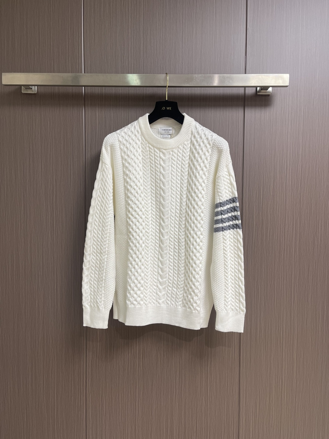 NO:627682,ThomBrowne TB twist knitted round neck knitted sweater, imported from Germany Stoll 357 needle type machine knitted thick cable knitting, Alan flower 4 cable stitching method, super tight and the original stitch is not bad, every flower is knitted in alignment, 2.5cm zigzag webbing, the version is round and fits the body shape; size 1-2-3-4,,thom browne,sweaters,alexander wang19860909ThomBrowne汤姆布朗 TB 麻花编织圆领针织毛衣,德国进口斯托尔357针型机器编织粗条绞花,阿兰花4绞花针法,超紧密度与原版一针不差,一朵花不差对位编织而成,2.5cm锯齿织带,版型周正贴合身型；尺码1-2-3-4,,thom browne,sweaters,alexander wang,Men's clothing