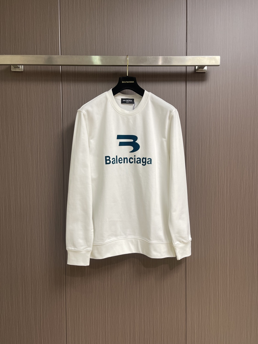 NO:646907,Balenciaga Balenciaga 2026ss early spring new printed round neck sweatshirt, 400 grams of double-ply large terry fabric dyed in the same vat. It feels very comfortable, fashionable and personalized. It is a super versatile and good-looking sweatshirt, very suitable for both men and women. A must-have for everyone. Sizes M-XXL M code, length 69, shoulder width 48, bust 112, sleeve length 64, size L, length 71, shoulder width 49, bust 116, sleeve length 65.5  Dress length 73, shoulder width 51, bust 120, sleeve length 67 XXL size, dress length 75, shoulder width 52, bust 124, sleeve length 68.5,,balenciaga,balenciaga,hoodie,sweatshirts,alexander wang19860909Balenciaga巴黎世家2026ss早春新款印花圆领卫衣,400克双股大毛圈面料同缸染面料 手感非常舒服,时尚又个性 超级百搭好看的一款卫衣,男女都非常合适 人手必备款.尺码M-XXL M码 衣长69肩宽48胸围112袖长64 L码衣长71 肩宽49胸围116袖长65.5 XL码 衣长73 肩宽51胸围120袖长67 XXL码 衣长75 肩宽52胸围124袖长68.5,,balenciaga,balenciaga,hoodie,sweatshirts,alexander wang,Men's clothing