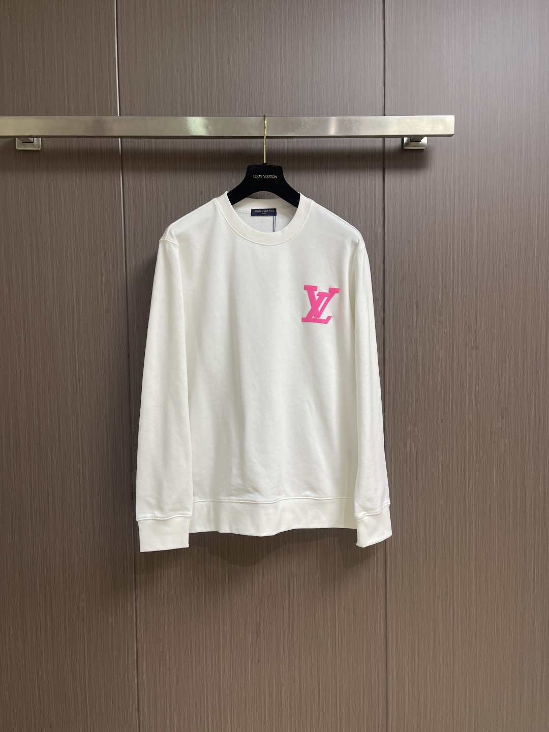 NO:646921,LV 2026SS early spring new couple's round neck sweatshirt, printed with brand elements, made of custom-made high-weight double-ply fabric, the fabric has a solid feel, and is very high-grade, close-fitting, soft and delicate, very refined and tasteful, and can be matched with various styles. It is suitable and handsome and conforms to the current trend aesthetic. Customized 380g pure cotton double-ply fabric + thread dyed in the same vat, the fabric feels very comfortable. Sizes M-XXL M  Length 69 Shoulder width 48 Bust 112 Sleeve length 64 L length 71 Shoulder width 49 Bust 116 Sleeve length 65.519860909LV 2026SS早春新款情侣款圆领卫衣,品牌元素印花,定制高克重双股面料制作,面料手感扎实,上手非常有档次贴身柔软细腻,非常精致显品味,随意搭配各种都是妥妥的帅气符合当下的潮流审美.定制380克纯棉双股面料＋螺纹同缸染面料手感非常舒服 .尺码M-XXL M码 衣长69肩宽48胸围112袖长64 L码衣长71 肩宽49胸围116袖长65.5 XL码 衣长73 肩宽51胸围120袖长67 XXL码 衣长75 肩宽52胸围124袖长68.5,,louis vuitton,hoodie,sweatshirts,alexander wang,Men's clothing