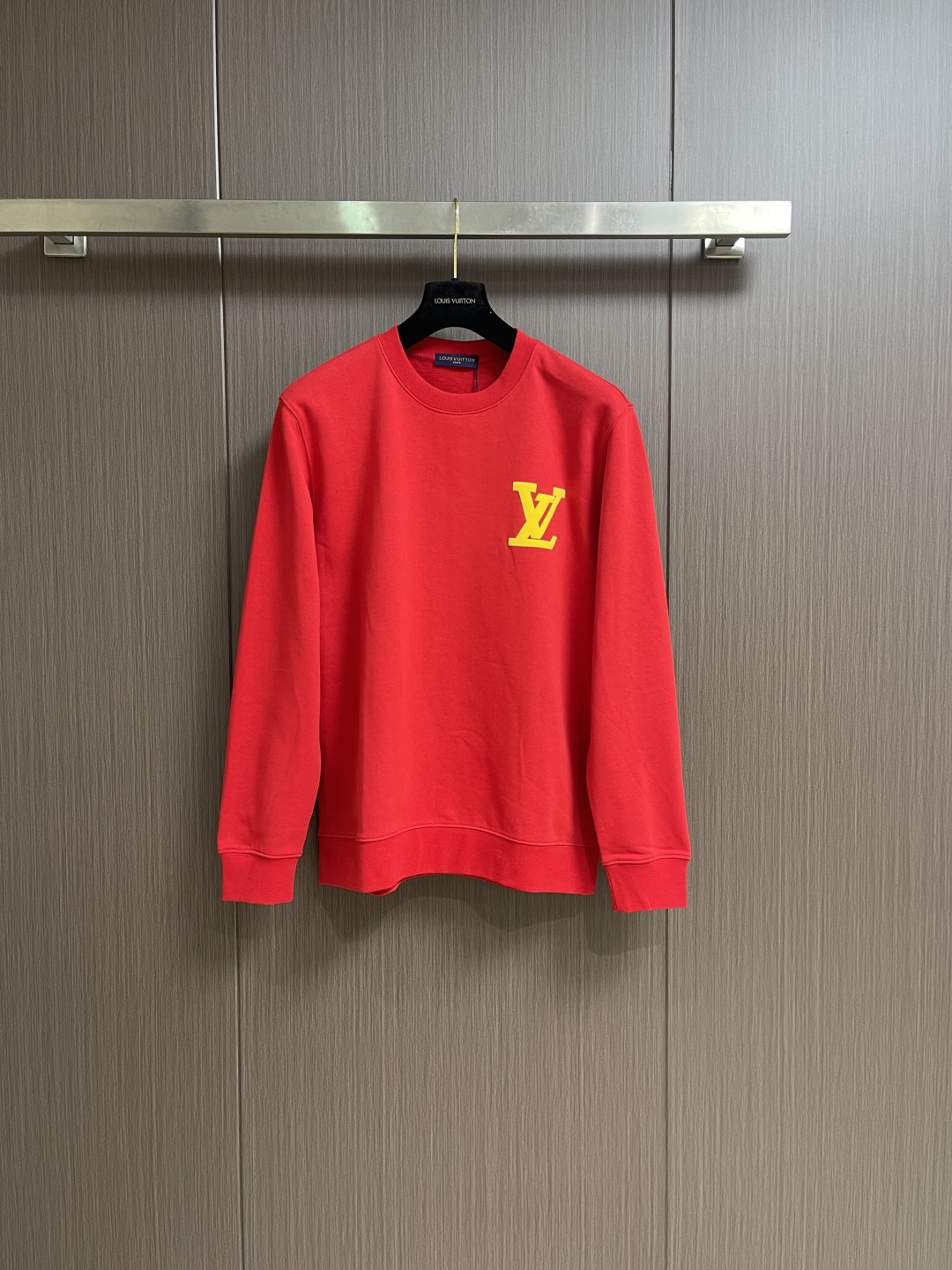 NO:646926,LV 2026SS early spring new couple's round neck sweatshirt, printed with brand elements, made of customized high-weight double-ply fabric, the fabric has a solid feel, and is very high-grade, close-fitting, soft and delicate, very refined and tasteful, and can be matched casually with various styles. It is handsome and in line with the current trend aesthetic. Customized 380g pure cotton double-ply fabric + thread dyed in the same vat, the fabric feels very comfortable. Sizes M-XXL M  Length 69 Shoulder width 48 Bust 112 Sleeve length 64 L length 71 Shoulder width 49 Bust 116 Sleeve length 65.519860909LV 2026SS早春新款情侣款圆领卫衣,品牌元素印花,定制高克重双股面料制作,面料手感扎实,上手非常有档次贴身柔软细腻,非常精致显品味,随意搭配各种都是妥妥的帅气符合当下的潮流审美.定制380克纯棉双股面料＋螺纹同缸染面料手感非常舒服 尺码M-XXL M码 衣长69肩宽48胸围112袖长64 L码衣长71 肩宽49胸围116袖长65.5 XL码 衣长73 肩宽51胸围120袖长67 XXL码 衣长75 肩宽52胸围124袖长68.5,,louis vuitton,hoodie,sweatshirts,alexander wang,Men's clothing