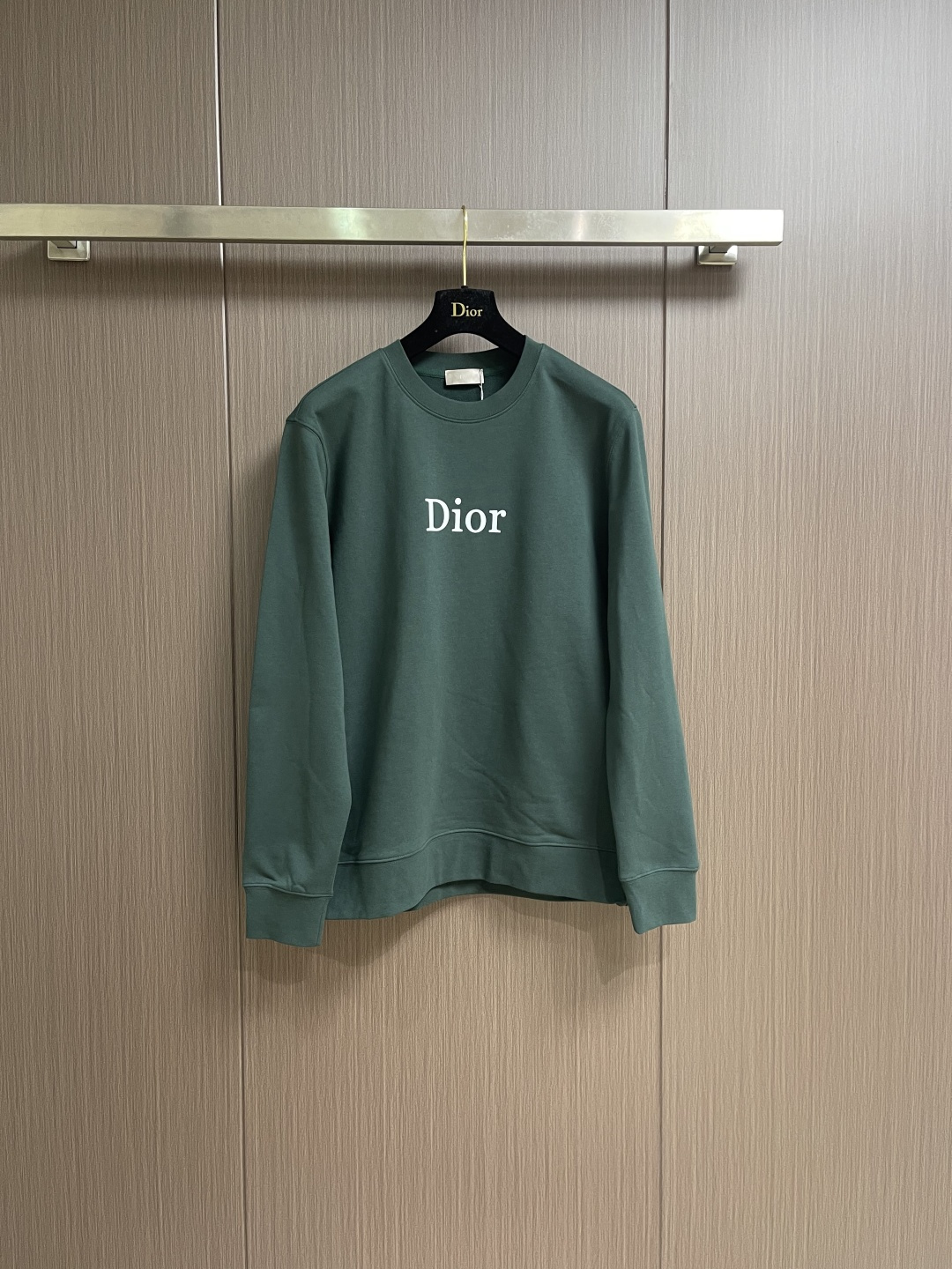 NO:646932,Dior SS offset logo-printed round-neck pullover sweatshirt, made of custom-made plain cotton material. The fabric is thick and moderate, feels smooth, delicate and elastic, making it more fit and comfortable to wear, and can easily create a spring and summer look that can be worn alone or worn underneath!  Low-key luxury logo pattern decoration, letter offset printing technology to create exquisite details, showing the most beautiful modern fashion sense!  Regular cut design, the upper body is casual and versatile!  Sizes M-XXL M Size Length 69 Shoulder Width 48 Bust 112 Sleeve Length 64 L Size Length 71 Shoulder Width 49 Bust 116 Sleeve Length 65.519860909Dior SS胶印logo标识印花圆领套头卫衣,客供定制平纹棉布材质制成,面料厚实适中,手感爽滑细腻且富有弹性,令着穿更加贴合舒适,轻松演绎单穿内搭的春夏造型！低调奢华标识图案装饰,字母胶印工艺打造细节做工精湛到位,展现出最唯美现代时尚感！常规的版型裁剪设计,上身休闲百搭不挑人！尺码M-XXL M码 衣长69肩宽48胸围112袖长64 L码衣长71 肩宽49胸围116袖长65.5 XL码 衣长73 肩宽51胸围120袖长67 XXL码 衣长75 肩宽52胸围124袖长68.5,,dior,hoodie,sweatshirts,alexander wang,Men's clothing