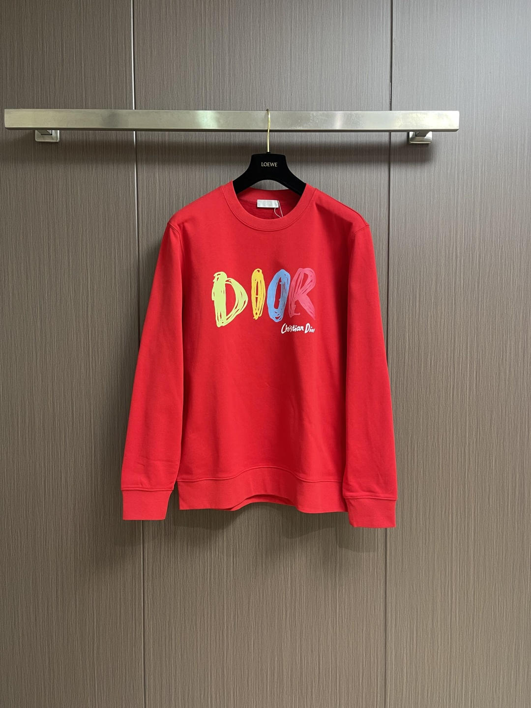 NO:646937,Dior 2026ss letter graffiti printed round neck sweatshirt, cotton fleece fish scale base fabric, logo print, round neck sweatshirt version, ribbed hem and cuffs, 32-count double yarn on the top + 10-count yarn fish scale base fabric on the bottom 450g; drop shoulder loose version presents an elegant and fashionable feeling. Sizes M-XXL  Shoulder width 49 Bust 116 Sleeve length 65.519860909Dior 2026ss字母涂鸦印花圆领卫衣,棉质起绒鱼鳞底面料、标志印花、圆领卫衣版型、罗纹底边和袖口、面32支双纱＋底是10支纱鱼鳞底面料450g；落肩宽松版型呈现出一种优雅、时尚的感觉.尺码M-XXL M码 衣长69肩宽48胸围112袖长64 L码衣长71 肩宽49胸围116袖长65.5 XL码 衣长73 肩宽51胸围120袖长67 XXL码 衣长75 肩宽52胸围124袖长68.5,,dior,hoodie,sweatshirts,alexander wang,Men's clothing