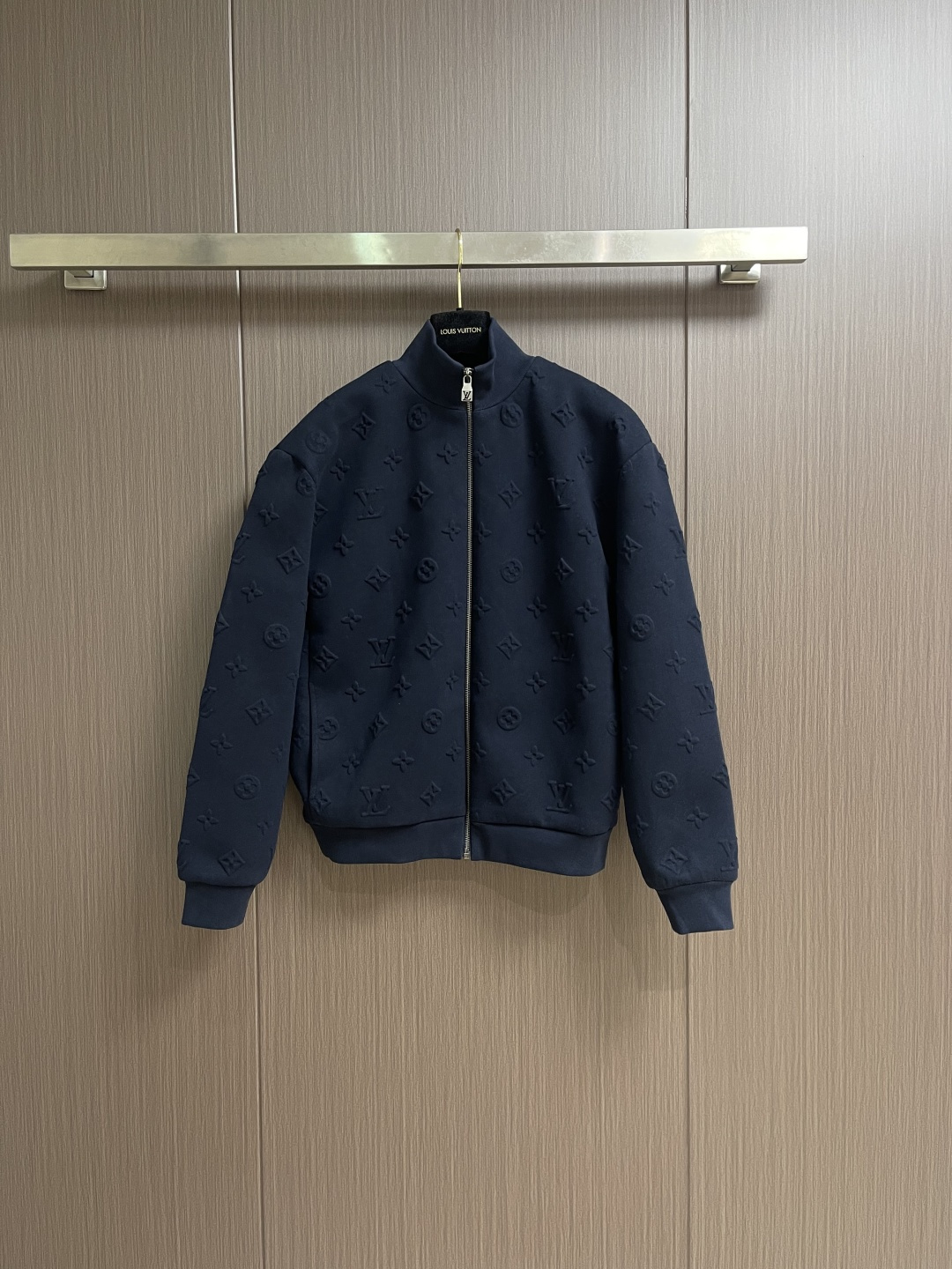 NO:627667,Tops and pants LV MONOGRAM all-over embossed embossed zipper stand-collar jacket jacket and trouser suit, injecting exquisite brand style into casual daily life. The soft fabric is fully embossed with the Monogram pattern. It is easy to mix and match with the trousers of the same series to form a textured travel. Sizes S-XL, Louis Vuitton, jackets & coats, jackets & coats, alexander wang19860909上衣 裤子 LV MONOGRAM满印浮雕压纹拉链立领夹克外套长裤套装,为休闲日常注入精致的品牌格调.柔软的面料全幅压印 Monogram 图案.易于混搭,与同系列长裤组成质感旅行.尺码S-XL,,louis vuitton,jackets & coats,jackets & coats,alexander wang,Men's clothing