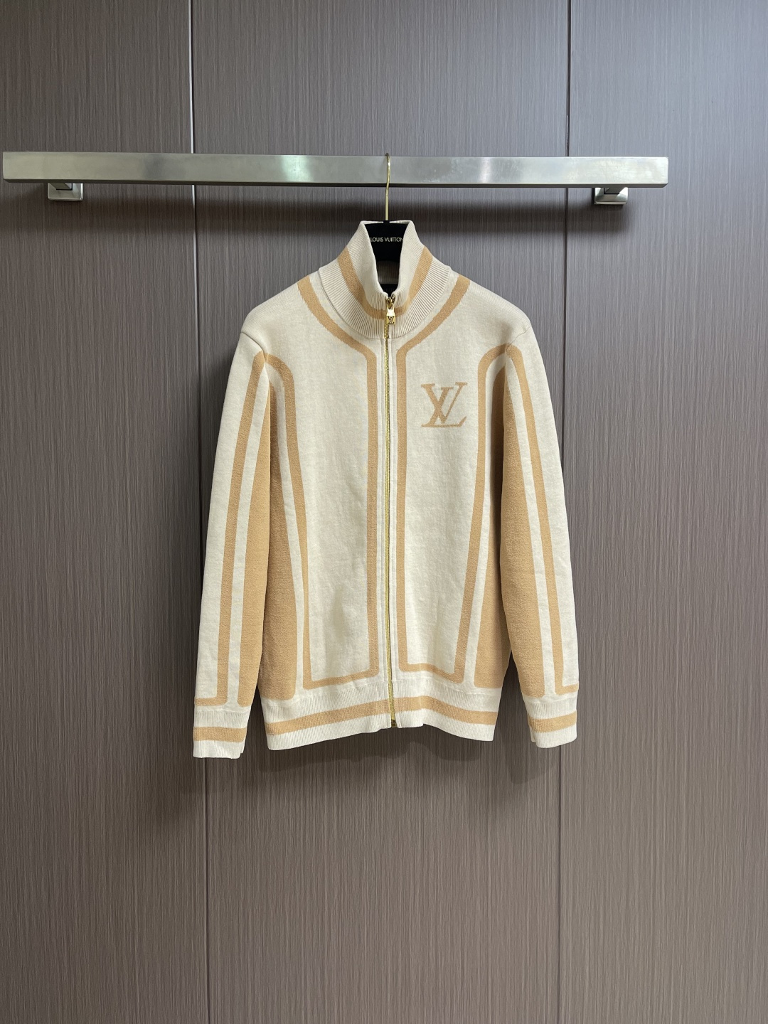 NO:627687,LV  2025ss new knitted zipper sweater cardigan jacket, this zippered knitted sweater is casual yet elegant, ideal for casual fashion. The two-color pattern is decorated with sporty intarsia stripes on the sleeves and body, ribbed collar, cuffs and  The same design is applied to the hem. It features an intarsia 1V logo on the chest and an elegant Vuitton logo on the back. Different shades create a subtle 3D effect through different stitching methods. Available in sizes S-XL, Louis  vuitton,jackets & coats,sweaters,alexander wang19860909LV 2025ss新款针织拉链毛衣开衫外套,这款拉链针织运动休闲又不失优雅,是休闲时尚的理想之选.双色图案在袖子和衣身上饰有运动感十足的嵌花条纹,罗纹领口、袖口和下摆也采用了同样的设计.胸前饰有嵌花1V标志,背面则点缀着优雅的Vuitton标志.不同的色调通过不同的针法呈现出微妙的3D效果.尺码S-XL,,louis vuitton,jackets & coats,sweaters,alexander wang,Men's clothing