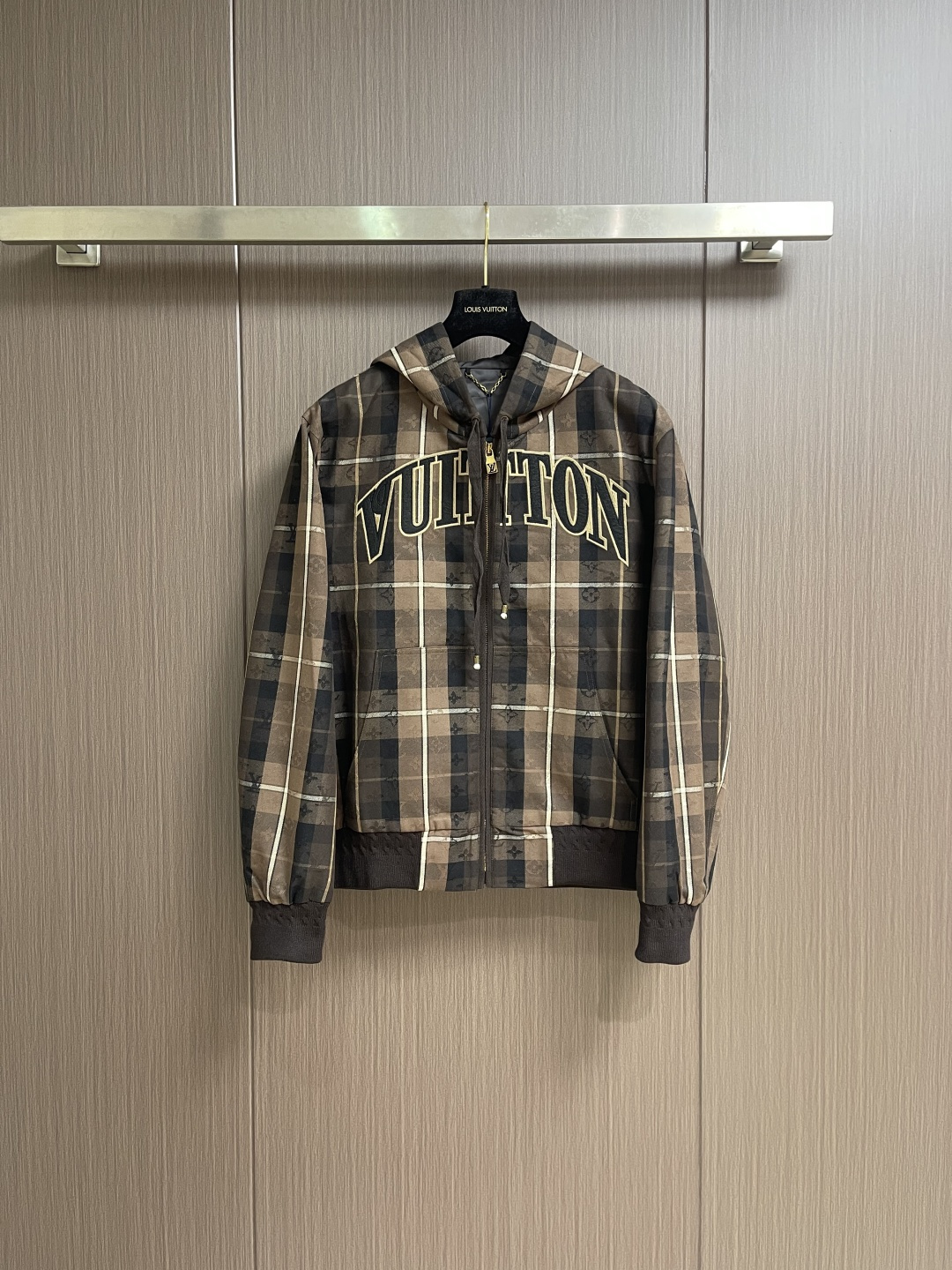 NO:627657,LV 2025ss new hooded tunic jacket. This zippered hoodie is made of sheep wool blended with the seasonal Monogram plaid jacquard, making it a perfect choice for cross-season layering. Vuitton felt patches rest on the chest, and the elegant hood is equipped with beaded drawstring ends. Sizes S-XL, Louis Vuitton, jackets & coats, hats, alexander wang19860909LV 2025ss新款连帽束腰夹克 本款拉链连帽衫为绵羊毛混纺铺陈当季 Monogram格纹提花,成就跨季叠穿佳选.Vuitton 毛毡贴饰栖身胸前,考究兜帽配有珠饰抽绳端头.尺码S-XL,,louis vuitton,jackets & coats,hats,alexander wang,Men's clothing