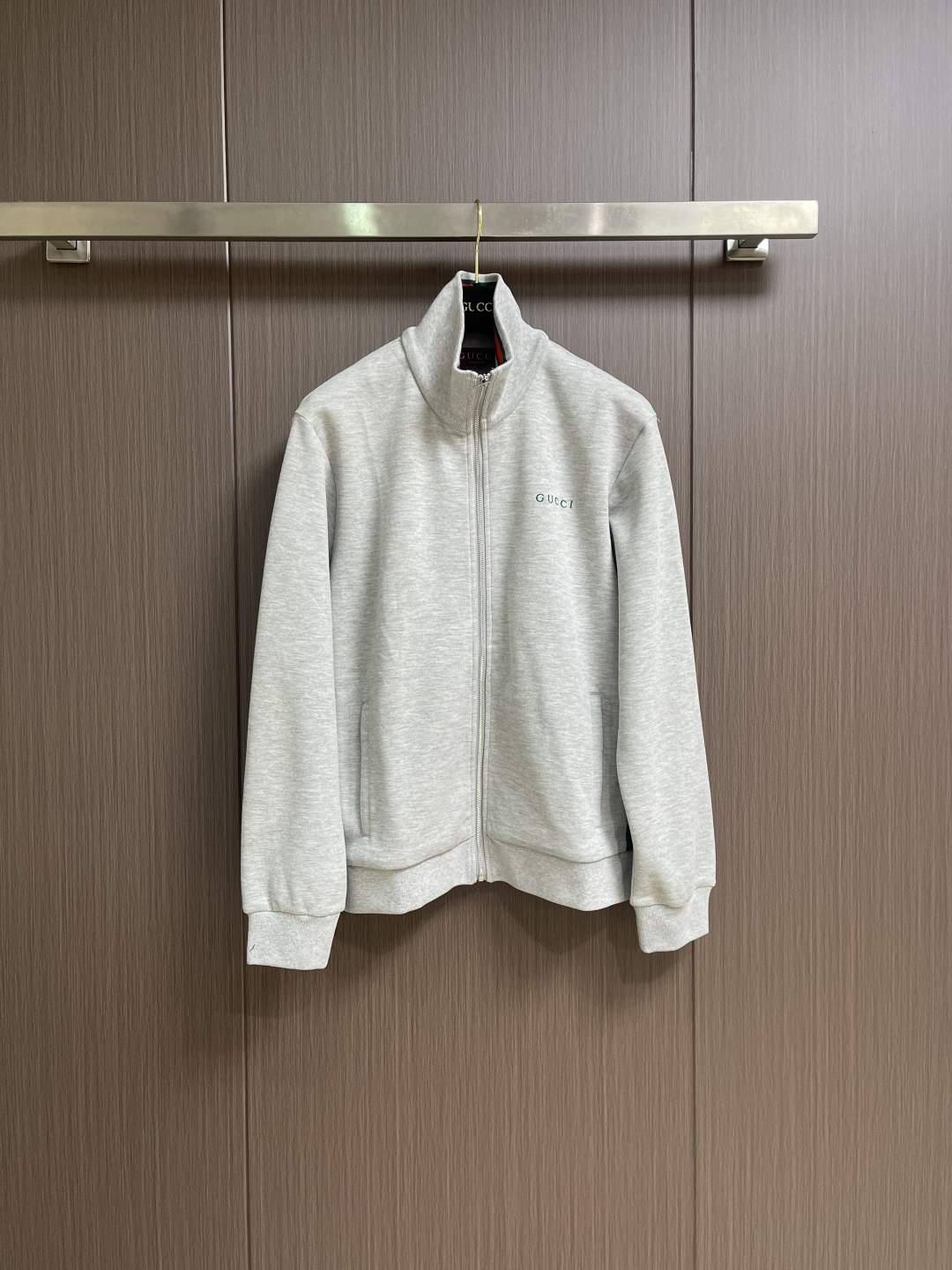 NO:627672,Tops Pants GUCCI embellished jersey zipper jacket, jacket and trousers suit. The GUCCI logo and webbing design pays tribute to the brand's deep heritage and Italian roots. It interprets the brand's persistent pursuit of exquisite craftsmanship with exquisite craftsmanship. This zipper jacket is crafted from jersey fabric and cleverly integrated with webbing panels. Sizes S-XL,,gucci,jackets & coats,jackets & coats,alexander wang19860909上衣 裤子 GUCCI 饰织带平纹针织拉链夹克外套长裤套装,GUCCI标识和织带设计匠心致意品牌深厚传承底蕴和意大利本源,以精巧工艺诠释品牌对精湛技艺的执着追求.这款拉链夹克以平纹针织面料匠心打造,巧妙融入织带饰片.尺码S-XL,,gucci,jackets & coats,jackets & coats,alexander wang,Men's clothing