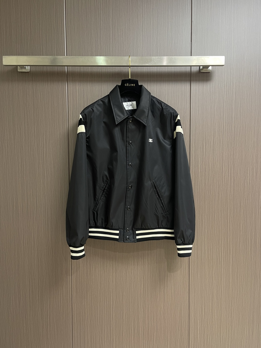 NO:627692,CELINE Arc de Triomphe embroidered jacket. Custom-made ink satin composite woven silk. High-quality texture. Comfortable and close to the skin. It uses classic black as the curtain to give deep sensory luxury. Precise and neat architectural lines outline the contemporary silhouette. The iconic Cel1ne Arc de Triomphe embroidery is embroidered on the chest. It is lifelike and highly recognizable. The striped elements on the sleeves and hem inject a touch of casual vitality. It outlines the uninhibited soul outline with simplicity. Minimalist elegance.  Craftsmanship Tiancheng adopts imported machine embroidery technology and uses advanced computer control systems and precision mechanical components to realize Arc de Triomphe embroidery operations with high precision and smooth and delicate lines. Template machine bag opening. The preset template guides the position, shape and size of the bag opening. The accuracy ensures the quality of the bag opening effect. The fabrics have been washed and have a better hand feel and texture. It is not easy to deform, not easy to shrink, not easy to fade, and maintains long-term beauty. Sizes 48-54  S-XL,,celine,jackets & coats,alexander wang19860909CELINE 凯旋门刺绣夹克 定制墨韵光缎复合梭织绸 质感上乘 舒适贴肤 以经典黑为幕赋予深邃的感官奢享 精准利落的建筑感线条勾勒当代轮廓 标志性Cel1ne凯旋门刺绣点缀于胸前 栩栩如生 辨识度十足 搭配袖间与下摆的条纹元素注入一抹休闲的活力 以简约之姿勾勒出不羁的灵魂轮廓 极简风华 匠韵天成 采用进口机刺绣工艺 使用先进的计算机控制系统和精密的机械部件 实现凯旋门刺绣作业 精度高 线条流畅而细腻 模版机开袋 预设的模板来指导开袋的位置 形状和大小 精确性确保了开袋效果质量 面料都经过浇洗 手感质感更佳 不易变形 不易缩水 不易褪色 保持长久的美观.尺码48-54 S-XL,,celine,jackets & coats,alexander wang,Men's clothing