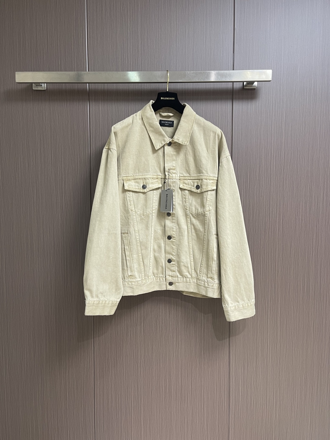 NO:645104,Balenciaga embroidered denim jacket, custom-made thick denim material with cotton rhyme, classic denim meets earth tones, with a light golden brown when the light flows. The front panel has a single row of matte copper buttons and the color system creates a cold and warm collision, and the back panel Balenciaga  The logo highlights the brand style and is paired with a polished and deliberately distressed design. Imported machine embroidery technology is used, and advanced computer control systems and precision mechanical components are used to realize the Balenciaga logo embroidery operation. Edge grinding technology uses physical friction and manual polishing to create a natural wear effect on the edges, imitating the wear and tear texture caused by long-term wear, achieving a rough retro style, and using multi-position horse + rub  The sand is rubbed in specific parts with a high-pressure spray gun to achieve a local gradient effect, and then the frosting technology is used to create a unique texture pattern. The workmanship is extremely complex. Stone grinding light fermentation + pulling, bleaching and softening, through the mutual friction between the pumice stone and the clothes, cause wear and fading effects on the surface of the denim. Through the combination of pulling and bleaching, the clothes can produce a certain texture and stretching effect while bleaching. Size 1-2-3-4  S-XL,,balenciaga,jackets & coats,alexander wang19860909balenciaga 刺绣牛仔外套,定制棉韵厚密牛仔料,经典牛仔邂逅大地色系,在光线流转间泛出淡淡金棕.前幅单排哑光铜扣与色系形成冷暖碰撞,后幅Balenciaga 标识彰显品牌风范,搭配打磨的刻意做旧设计.采用进口机刺绣工艺,使用先进的计算机控制系统和精密的机械部件,实现Balenciaga标识刺绣作业.磨边技术,通过物理摩擦和手工打磨处理,在边缘制造自然磨损效果的工艺,模仿长期穿着形成的磨损质感,实现粗犷复古风格,采用多位马骝＋擦沙通过使用高压喷枪,在特定部位进行摩擦,达到局部渐变的效果,再通过磨砂技术,制造出独有纹理图案,做工极其复杂.石磨轻酵＋拉解漂加软,通过浮石与衣物的相互摩擦,使牛仔布表面产生磨损和褪色效果,通过拉扯和漂白相结合,使衣物在漂白的同时产生一定的纹理和拉伸效果.尺码1-2-3-4 S-XL,,balenciaga,jackets & coats,alexander wang,Men's clothing