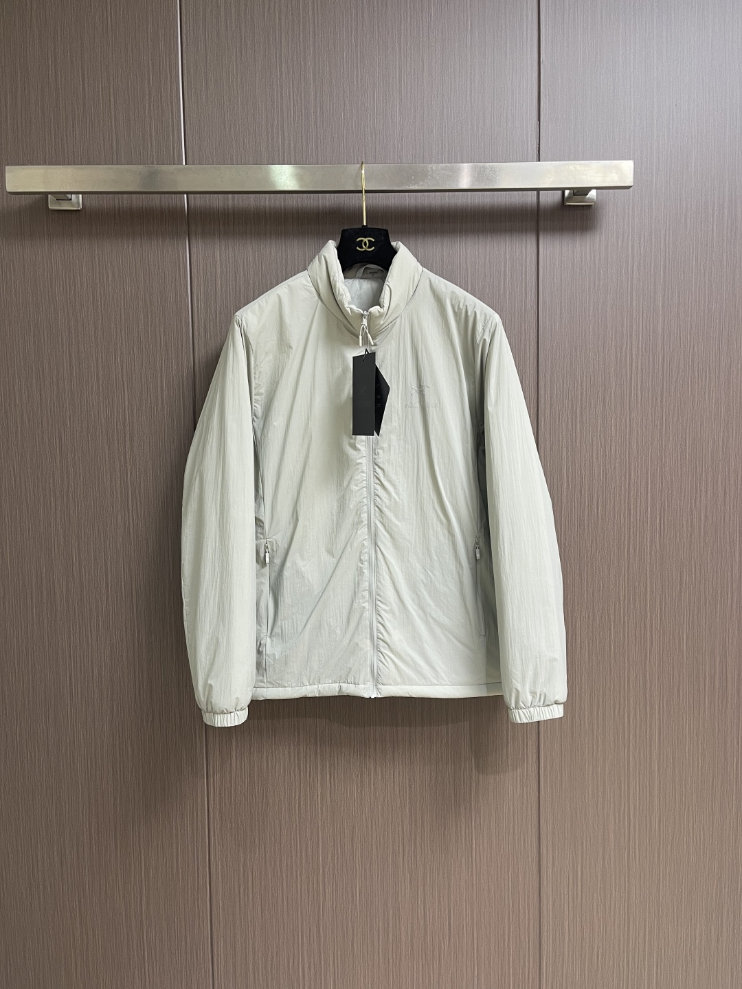 NO:645076,arcteryx 2025SS new autumn and winter hooded thermal cotton jacket, a must-have warm item for cooling weather, can be worn for daily or outdoor sports. Wear-resistant, scratch-resistant and easy to care for, with large square quilting technology, it has both warmth and temperature locking effect, and coexistes temperature and style. Size M-3XL, arc'teryx, hats, alexander wang19860909arcteryx 始祖鸟2025SS秋冬新款连帽保暖棉服,降温天气必备的保暖单品,不论是日常还是户外运动都能穿.耐磨防刮易打理,搭配大方格绗缝工艺,兼顾保暖锁温效果,温度与风度并存.尺码M-3XL,arc'teryx,hats,alexander wang,Men's clothing