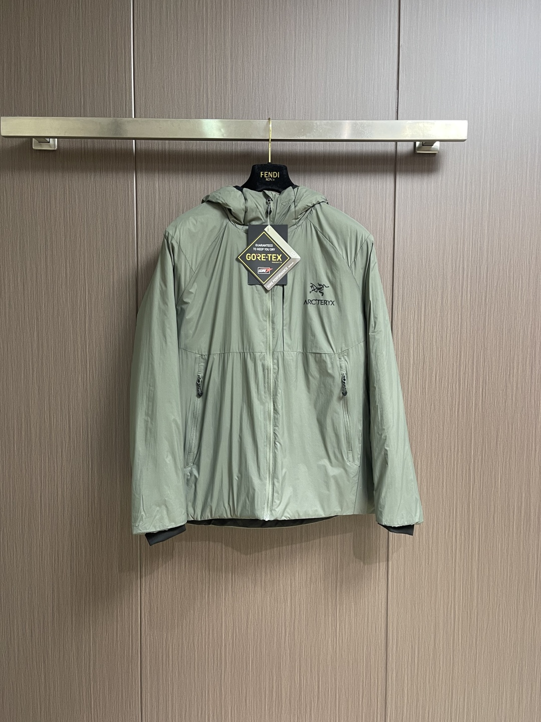 NO:645073,arcteryx Arc'teryx zipper hooded jacket is famous for its softness, warmth and comfort. It is made of high-quality fabrics, which can effectively keep the body warm. The breathability and moisture absorption are also excellent, keeping your skin dry and comfortable. The surface is very smooth, especially easy to layer. The tailoring is slim and looks particularly good when worn. The seams are simple, reducing friction, and you will not feel uncomfortable even if you wear it for a long time. Size M-3XL, arc'teryx, jackets & coats,hats,alexander wang19860909arcteryx 始祖鸟拉链连帽外套,以其柔软、保暖和舒适著称.它采用优质的面料,能够有效保持身体温暖.透气性和吸湿性也很出色,能够让你的皮肤保持干爽舒适,表面非常光滑,特别容易叠搭,剪裁修身,穿起来显得身材特别好,接缝简洁,减少了摩擦,即使长时间穿着也不会觉得不舒服.尺码M-3XL,arc'teryx,jackets & coats,hats,alexander wang,Men's clothing