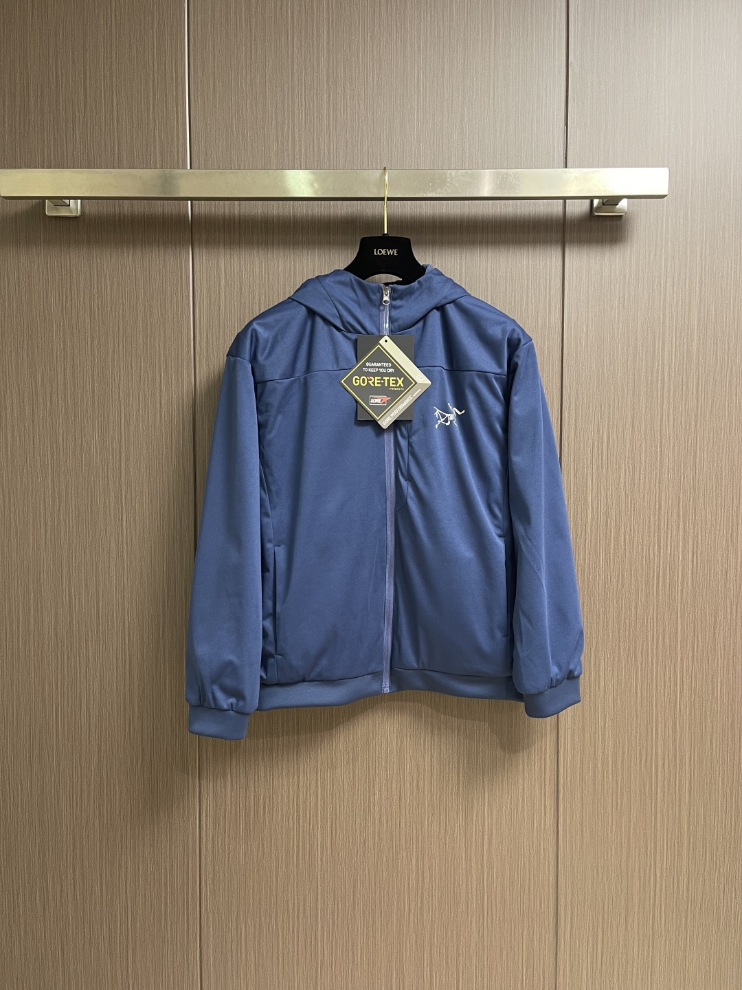 NO:645099,arcteryx Arc'teryx hooded thermal cotton jacket, printed logo on the chest, slim fit.  Adjustable StormHood, built-in cuff fastening design, windproof, solution dyed, treated with PFC-free R, made of recycled 80qsmCoreloft synthetic insulation, sizes S-XL, arc'teryx, hats, alexander wang19860909arcteryx 始祖鸟连帽保暖棉服,胸前印花标识,修身剪裁 ．可调节的StormHood兜帽,袖口内置束紧设计,可防风,原液染色,经不含PFC的R处理,采用再生80qsmCoreloft合成保暖材料,尺码S-XL,arc'teryx,hats,alexander wang,Men's clothing