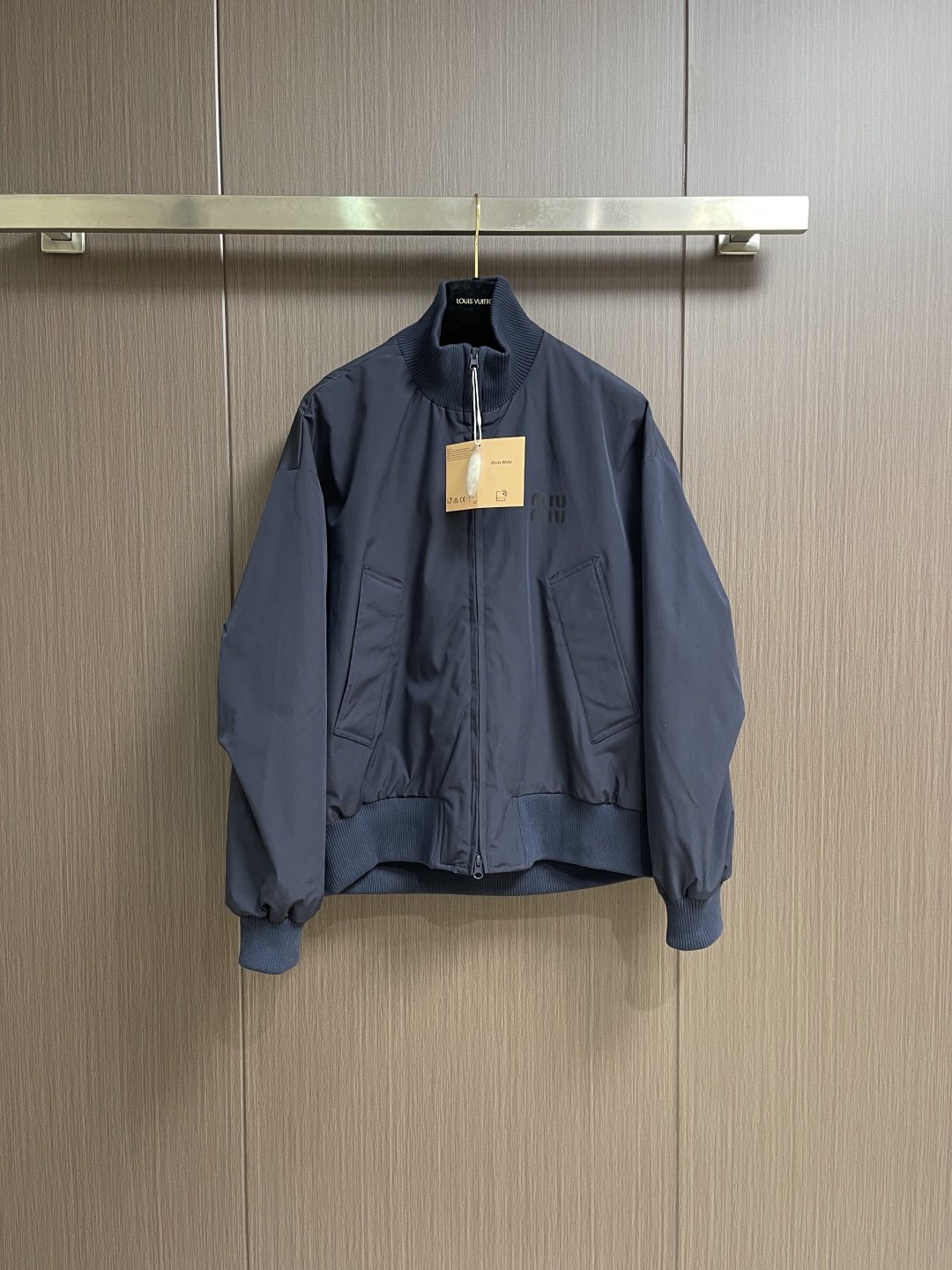 NO:646941,miumiu logo printed pilot down jacket, the fabric is made of original pure cotton material, which combines the comfort of cotton and the silkiness of satin. The fabric is soft and skin-friendly, giving you a luxurious wearing experience, while showing a unique micro-glossy texture. The lining is 90 white duck down, warm and comfortable  The design of elastic cuffs and hem cleverly outlines the body lines, avoids bloat, maintains a sense of neatness while being loose, and enhances the overall look. The whole garment is printed using solid printing technology, and has been accurately modified by the film screen three times to ensure that the pattern is clear and full. Through glue printing and high-temperature baking, the pattern is strong and durable, lasting as new. Custom-woven and dyed, there is no color difference from the original version. Sizes M-3XL,,miumiu,jackets & coats,down jacket,silk  fabric,alexander wang19860909miumiu 徽标印花飞行员羽绒外套,面料采用原版一致纯棉材质,融合棉的舒适与绸缎的丝滑.面料亲肤柔软,穿着体验奢华,同时呈现出独特的微光泽质感.内里90白鸭绒 保暖舒适 松紧袖口与下摆设计,巧妙勾勒身形线条,避免臃肿,在宽松中保持利落感,提升整体造型的层次.整衣印花采用固体印花工艺,历经三次菲林网板精准修改,确保图案清晰饱满.通过胶浆印刷与高温烘烤,图案牢固耐穿,持久如新.定织定染,与原版无任何色差.尺码M-3XL,,miumiu,jackets & coats,down jacket,silk fabric,alexander wang,Men's clothing