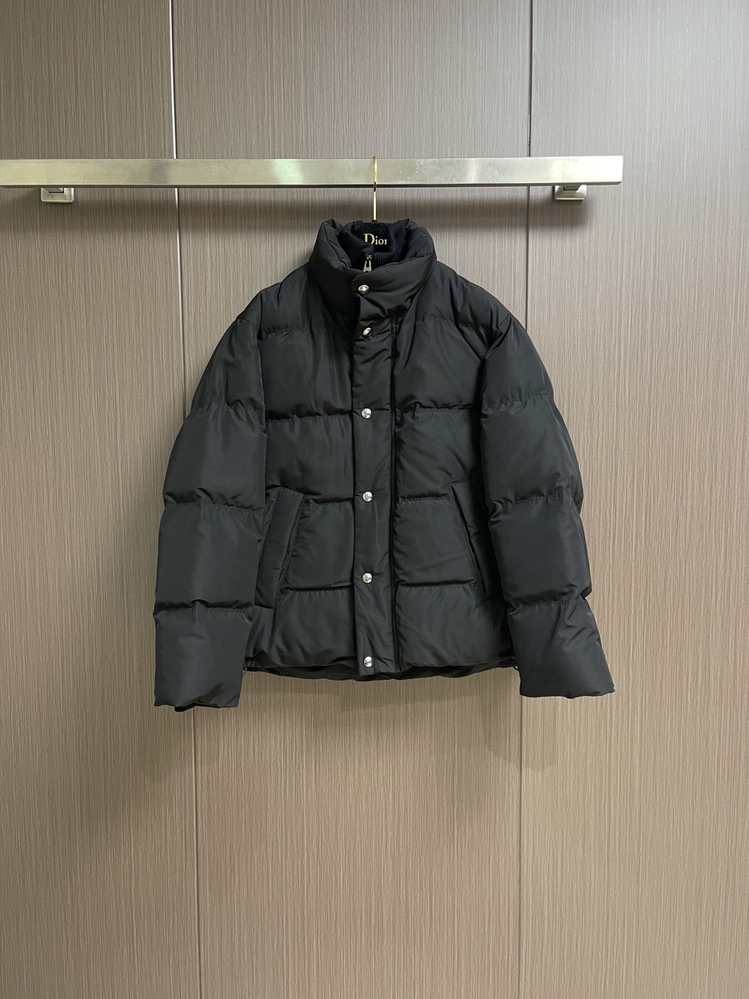 NO:646968,LP silk quilted long-sleeved stand-collar jacket is made of high-quality fabrics, special fabrics with waterproof, anti-fouling and good breathability to ensure the practicality and comfort of the clothes. It pays attention to details, with excellent sewing, even and fine stitches, no skipped stitches or missing stitches, showing a superb level of workmanship, which is consistent with the original version. Designs such as windproof cuffs and adjustable hems improve the convenience and comfort of wearing. Sizes S-XL S  Bust 131 Shoulder width 49.8 Length 69.5 M Bust 136 Shoulder width 51 Length 71 L Bust 141 Shoulder width 52.2 Length 72.5 XL Bust 145 Shoulder width 53.4 Length 73,,loro piana,jackets & coats,jackets & coats,real silk,alexander wang19860909LP 真丝绗缝长袖立领夹克棉服外套,采用高品质的面料,防水、防污且透气性好的特殊面料,确保衣物的实用性和舒适度.注重细节处理,缝制精良,针脚均匀细密,无跳针、漏针现象,展现出高超的做工水平, 原版一致.防风袖口、可调节下摆等设计,提升了穿着的便捷性和舒适度.尺码S-XL S码 胸围131 肩宽49.8 衣长69.5 M码胸围136 肩宽51 衣长71 L码 胸围141 肩宽52.2 衣长72.5 XL码 胸围145 肩宽53.4 衣长73,,loro piana,jackets & coats,jackets & coats,real silk,alexander wang,Men's clothing