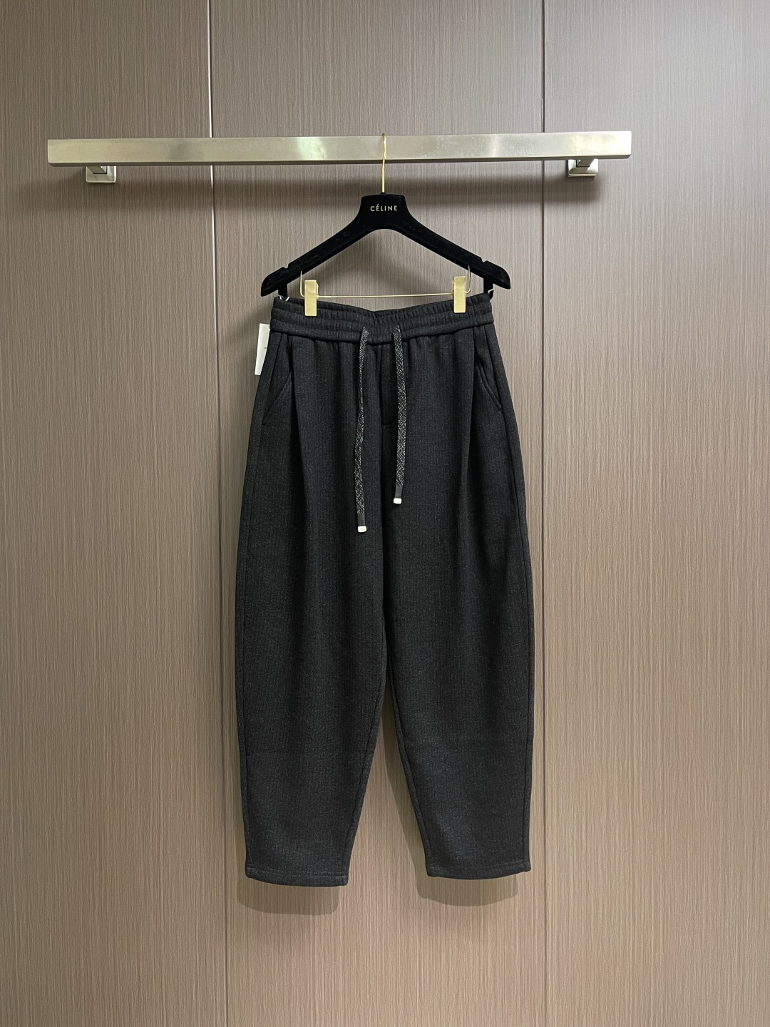 NO:646945,BV wool blended velvet pants, Italian luxury velvet.  The winter slimming pants reshape the comfort and high-end sense of autumn and winter knitted pants. The elastic waistband is designed with a woven drawstring, which can be adjusted to fit the waist and abdomen at will, saying goodbye to the sense of restraint. Hidden pleat details at the back waist make the loose fit more three-dimensional and easily hide the fat on the waist and abdomen. The pants are cut with slightly wide legs and have a strong sense of drape. They stretch naturally from the hips to the ankles and visually lengthen the leg lines. Both pear-shaped and slim figures can look like 'paper figures'.  A sense of familiarity. It is made of selected wool + acetate + elastic fiber + spandex quadruple blend. The ultra-fine yarn is woven into a three-dimensional velvet-like fabric with a delicate luster on the surface. The velvet inside is thick and soft. It is warm and non-itchy when worn next to the skin. It is suitable for wearing alone or layered with a coat in cold winter. The diagonal pockets on both sides are convenient for hand-warming, and the double patch pockets on the back are retro and practical. The details highlight the rigorous craftsmanship of the Italian workshop. Sizes XS-L,,bottega  veneta,alexander wang19860909BV 羊毛混纺加绒裤,意式奢绒．冬日藏肉显瘦神裤,重塑秋冬针织裤的舒适与高级感.松紧腰头搭配编织抽绳设计,随意调节贴合腰腹,告别束缚感；后腰处暗藏褶皱细节,让宽松版型更显立体,轻松藏住腰腹小赘肉.裤型为微阔腿剪裁,垂坠感极强,从髋部到脚踝自然舒展,视觉拉长腿部线条,梨形、型身材都能穿出'纸片人'既视感.采用精选羊毛＋醋酸纤维＋弹力纤维＋氨纶四重混纺,极细纱线织就立体绒感面料,表面泛着细腻光泽,内里加绒厚实柔软,贴肤穿温暖不刺痒,寒冬单穿或叠加大衣都适配.两侧斜插口袋方便暖手,后片双贴袋复古又实用,细节处彰显意式工坊的严谨工艺.尺码XS-L,,bottega veneta,alexander wang,Men's clothing