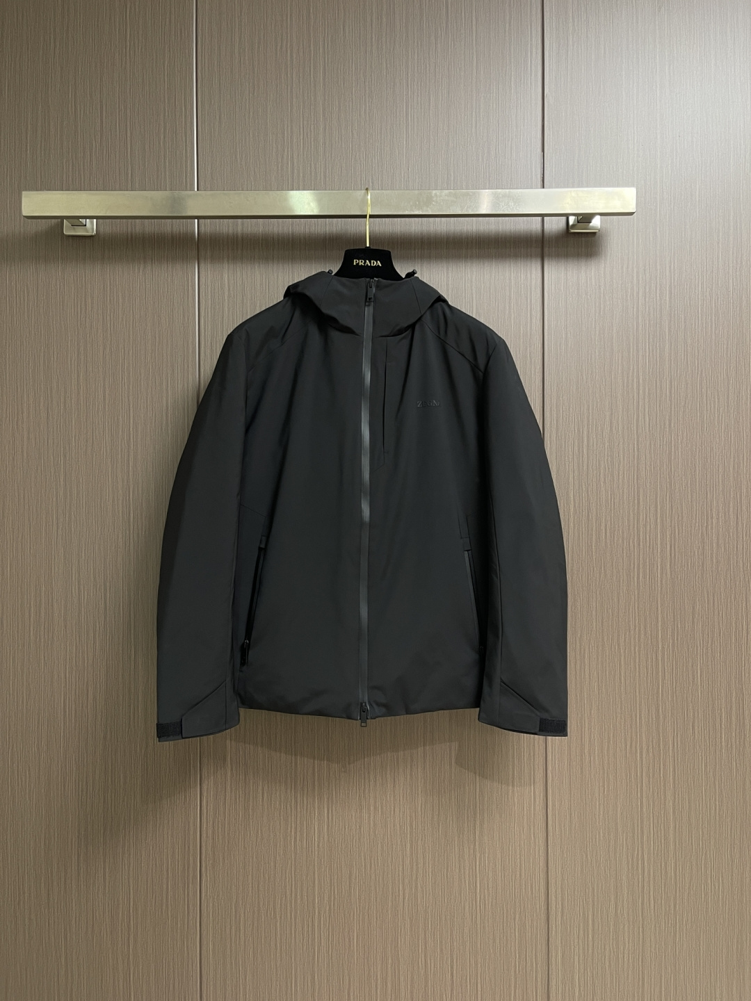 NO:646948,zegna  SS's new autumn and winter down jacket. The fabric of this jacket is made of the brand's iconic high-end functional fabric. The fabric is soft and skin-friendly, anti-wrinkle and wear-resistant. It is not easy to deform in daily wear and can still maintain a crisp texture after long-term wear. It can cope with light rain and foggy weather and keep the inside dry. The brand's hot-glued letters on the chest of the clothes are just right. The hooded design has a sense of fashion, and the drawstring details can be adjusted at will.  There is a hidden pocket next to the chest zipper, which not only maintains the simplicity and high-end, but also adds to the practicality of the jacket. The imported Velcro on the cuffs allows the wearer to freely control the elasticity of the cuffs, relax them for leisure, and tighten them for windproof and warmth. The overall jacket adopts a slim-fitting micro-profile design. On the basis of ergonomic fit, sufficient space is reserved for body activities while retaining the neatness of business attire. Sizes 48-56  Size 48, chest 116, center length 67, shoulder width 47.3, size 50, chest 120, center length 69, shoulder width 48.5, size 52, chest 124, center length 71, shoulder width 49.7, size 54, chest 128, center length 73, shoulder width 50.9, size 56, chest 132, center length 75  Shoulder width 52.1,,jackets & coats,down jacket,hats,alexander wang19860909zegna SS秋冬新款羽绒外套,这款外套的面料选用品牌标志性的高端功能性面料,面料柔软亲肤、抗皱耐磨特性,日常穿着不易变形,久穿仍能保持挺括质感；可应对轻雨、多雾天气,守护内里干爽.衣服胸口的品牌烫胶字母恰到好处.连帽设计自带潮流感,抽绳细节可以随意调节.胸口拉链旁设有隐形口袋,不仅不失简约的高级,还增添了外套的实用性.袖口的进口魔术贴让穿着者可以自由支配袖口松紧,放宽休闲,收紧防风保暖.外套整体采用修身微廓形设计,在贴合体工学基础上,为身体活动预留充足空间,既保留商务着装的利落感.尺码48-56 48码 胸围116 后中长67 肩宽47.3 50码 胸围120 后中长69 肩宽48.5 52码 胸围124 后中长71 肩宽49.7 54码 胸围128 后中长73 肩宽50.9 56码 胸围132 后中长75 肩宽52.1,,jackets & coats,down jacket,hats,alexander wang,Men's clothing