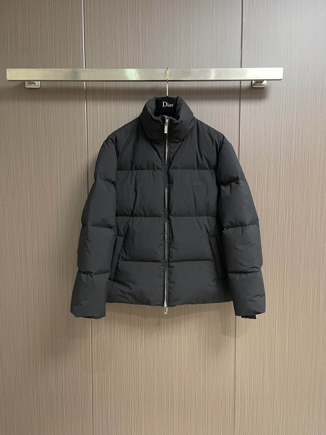 NO:646963,Dior  CD jacquard stand-up collar bakery down jacket. The design of the stand-up collar not only improves the thermal performance, but also adds a sense of sophistication and neatness. This collar type can well modify the neck line and show the elegance of the wearer. The down filling is made of high-quality 90 white duck down as filler. After strict processing and screening, it ensures the fluffiness and warmth of the down. The down is evenly filled into the liner and fixed by sewing and taping. Sizes 46-52  Size 46, bust 120, shoulder width 51.3, length 68.5, size 48, bust 124, shoulder width 52.5, length 70, size 50, bust 128, shoulder width 53.7, length 71.5, size 52, bust 132, shoulder width 54.9, length 73, dior, jackets & coats, down jacket, alexander wang19860909Dior CD提花立领面包服羽绒外套.立领的设计不仅提升了保暖性能,还为其增添了一份干练与利落.这种领型能够很好地修饰颈部线条,展现出穿着者的优雅气质.羽绒填充选用高品质的90白鸭绒作为填充物,经过严格的处理和筛选,确保羽绒的蓬松度和保暖性.将羽绒均匀地填充到的内胆中,并通过缝制压胶等方式固定.尺码46-52 46码 胸围120 肩宽51.3 衣长68.5 48码 胸围124 肩宽52.5 衣长70 50码 胸围128 肩宽53.7 衣长71.5 52码 胸围132 肩宽54.9 衣长73,,dior,jackets & coats,down jacket,alexander wang,Men's clothing