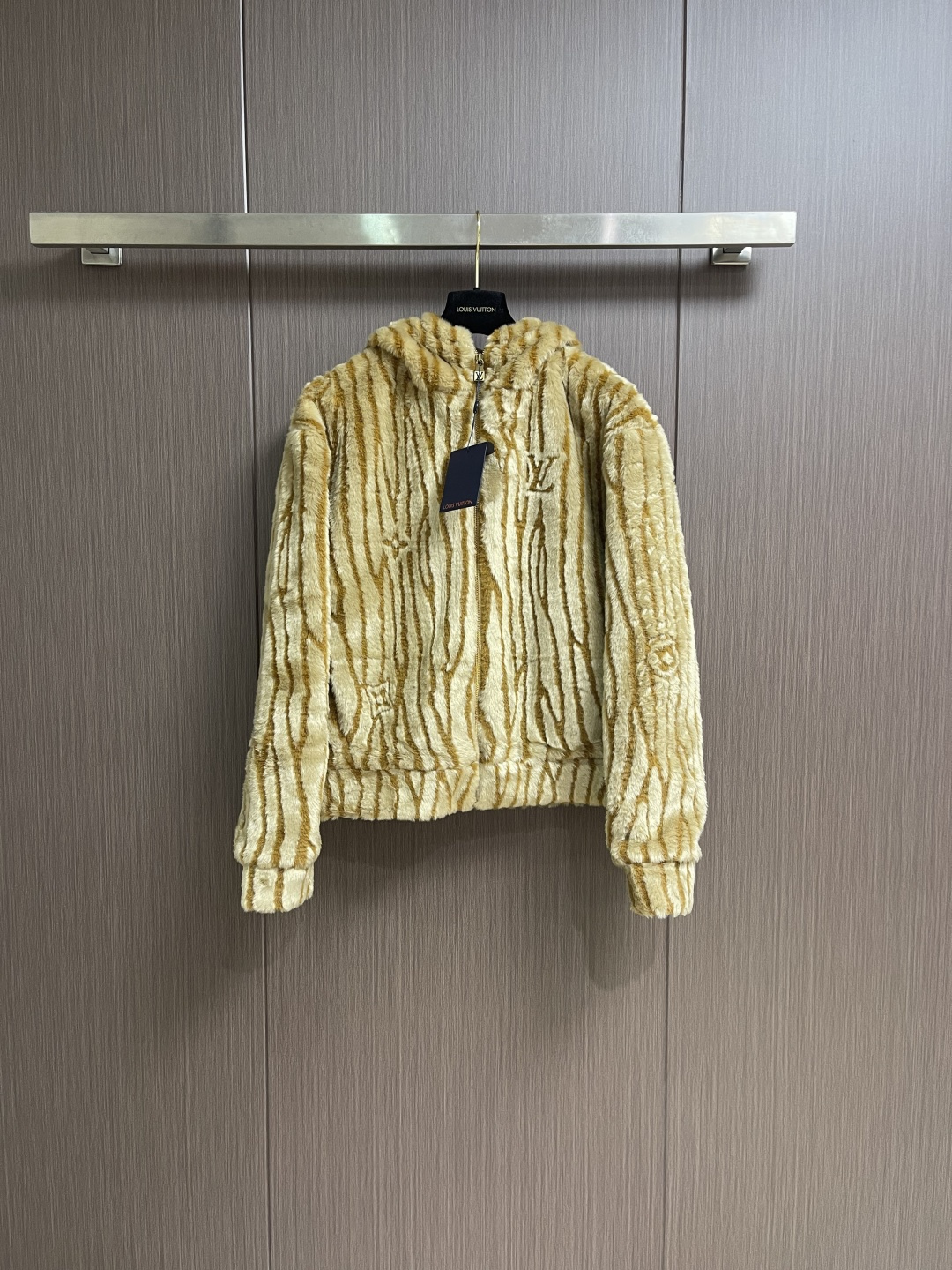 NO:645080,LV SKI Ski Collection Jacket Water Wave Pattern Hooded Fleece Jacket, this hooded jacket is made from soft fleece and the Epi pattern pays homage to the brand's traditional leather goods. The camel and beige decoration is enhanced by the monogram symbol and the italicized 3D-style Vuitton logo on the back. This unique casual style is perfect for relaxing with friends after an exciting day in the snow. Sizes S-XL S Shoulder 54 Chest 114 Length 64 Medium Shoulder 55  Bust 118 Length 65 L shoulder width 56 Bust 122 Length 66 XL shoulder width 57 Bust 126 Length 67,,louis vuitton,jackets & coats,jackets & coats,hats,alexander wang19860909LV SKI滑雪系列外套水波纹图案连帽抓绒夹克外套,这款连帽夹克采用柔软的抓绒制成,Epi图案与品牌的传统皮革制品致敬.驼色和米色装饰由字母组合图案符号和背面斜体 3D风格的威登标志增强.这款独特的休闲款非常适合在雪地里度过激动人心的一天后与朋友一起放松.尺码S-XL S码肩宽54 胸围114 衣长64 M码 肩宽55 胸围118 衣长65 L码肩宽56 胸围122 衣长66 XL码 肩宽57 胸围126 衣长67,,louis vuitton,jackets & coats,jackets & coats,hats,alexander wang,Men's clothing