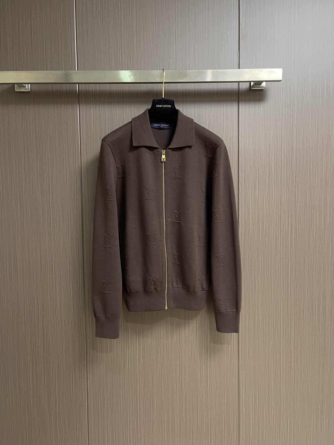 NO:645112,LV  Embossed embossed executive jacket. This knitted jacket is made of high-density cotton fabric. The classic logo is evenly woven into the body through three-dimensional jacquard technology. The texture is full and delicate to the touch. The collar is designed with a lapel and is paired with a metal zipper placket (the zipper head is engraved with the brand logo), which highlights the texture in the details. The cuffs and hem are ribbed.  Art, taking both elasticity and fit into consideration to improve wearing comfort. The whole body is cut in one piece, and the seams are processed without traces. The shape is crisp and the lines are smooth. It not only retains the softness of knitted items, but also has the silhouette of a jacket. It is a combination of craftsmanship and brand identity. The overall routing is straight and delicate, the fabric is comfortable and soft, and the colors are consistent and without color difference.  It can be matched with the same style to create a fashionable look, and can be used in various occasions. Customized accessories, complete with three standards, same style for men and women!  Sizes S-XL,,louis vuitton,jackets & coats,jackets & coats,alexander wang19860909LV 浮雕压花行政夹克外套,这件针织夹克采用高密度全棉面料,通过立体提花工艺将经典标识均匀织入衣身,纹理饱满且触感细腻.领口为翻领设计,搭配金属拉链门襟（拉链头镌刻品牌标识）,细节处彰显质感.袖口与下摆采用罗纹收边工艺,兼顾弹性与贴合度,提升穿着舒适度.整体采用整片式剪裁,接缝处做了无痕处理,版型挺括且线条流畅,既保留针织单品的柔软,又具备外套的廓形感,是工艺与品牌标识性的结合.整体走线平直细腻,面料舒适柔软,颜色一致无色差 能与同款搭配营造时尚造型,驾驭各种场合,定制辅料,三标齐全,男女同款！尺码S-XL,,louis vuitton,jackets & coats,jackets & coats,alexander wang,Men's clothing