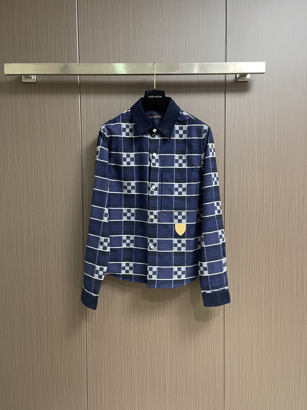 NO:645077,LV  The patterned lapel shirt jacket is made of customized high-density cotton blended fabric, which is soft, breathable and stiff. The surface uses jacquard technology to present a contrasting plaid + checkerboard pattern, which is rich in layers and not easy to deform. The neckline is designed with corduroy splicing, which has a sharp contrast in texture.  The brand logo is embroidered on the inside of the collar, highlighting the style in every detail; the body is equipped with a flap patch pocket, and the pocket is decorated with an embossed Monogram leather logo, which is both practical and brand-recognizable; the front placket is closed with a custom mother-of-pearl button, which has a warm luster and excellent durability. Sizes S-XL  Size S, shoulder width 48, chest 110, length 71, size M, shoulder width 49, chest 114, length 72, size L, shoulder width 50, chest 118 length 73, size XL, shoulder width 51, chest 122, length 74,,louis vuitton,jackets & coats,shirts,alexander wang19860909LV 纹翻领衬衫外套,采用定制高密棉质混纺面料,质地柔软透气且兼具挺括感,表面通过提花工艺呈现撞色格纹＋棋盘格组合图案,层次丰富且不易变形；领口采用灯芯绒拼接设计,质感对比鲜明,领内侧刺绣品牌标识,细节处彰显格调；衣身配备翻盖贴袋,袋口装饰压印Monogram皮革标,实用与品牌辨识度兼具；前襟采用定制珍珠母贝纽扣闭合,光泽温润且耐性优异.尺码S-XL S码肩宽48 胸围110 衣长71 M码 肩宽49 胸围114 衣长72 L码肩宽50 胸围118 衣长73 XL码 肩宽51 胸围122 衣长74,,louis vuitton,jackets & coats,shirts,alexander wang,Men's clothing