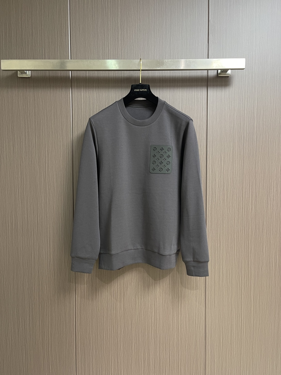 NO:645093,LV 2025SS new autumn and winter couple's round neck sweatshirt, brand element splicing design, custom-made high-weight double-ply fabric, the fabric has a solid feel, very high-grade, close-fitting, soft and delicate, very refined and tasteful, casually matched with various styles, it is suitable and handsome, in line with the current trend aesthetic. Customized 380g pure cotton double-ply fabric + thread dyed in the same vat, the fabric feels very comfortable. Size M-5XL, Louis  vuitton,hoodie,sweatshirts,alexander wang19860909LV 2025SS秋冬新款情侣款圆领卫衣,品牌元素拼接设计,定制高克重双股面料制作,面料手感扎实,上手非常有档次贴身柔软细腻,非常精致显品味,随意搭配各种都是妥妥的帅气符合当下的潮流审美.定制380克纯棉双股面料＋螺纹同缸染面料手感非常舒服 .尺码M-5XL,,louis vuitton,hoodie,sweatshirts,alexander wang,Men's clothing