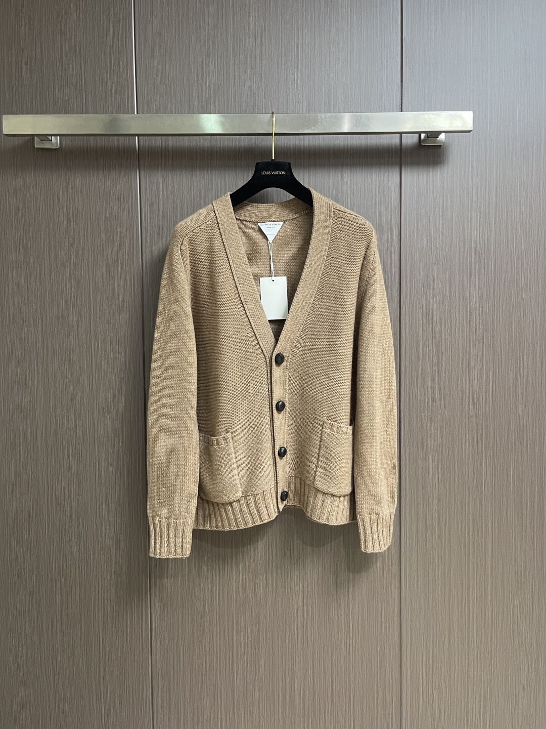 NO:645088,BV 2025ss new knitted sweater cardigan, classic medium thickness cardigan, double pocket design on both sides of the hem, leather woven button closure, regular fit, comfortable and versatile upper body, sizes S-XL S size shoulder width 46 bust 106 length 66 M size shoulder width 48 bust 110 length 68 L size shoulder width 50 bust 114 length 70 XL size shoulder width 52  Bust 118, length 72,,bottega veneta,sweaters,alexander wang19860909BV 2025ss新款针织毛衣开衫,经典中等厚度开衫,下摆两侧双口袋设计,皮质编织纽扣开合,常规版型,上身舒适百搭,尺码S-XL S码肩宽46 胸围106 衣长66 M码 肩宽48 胸围110 衣长68 L码肩宽50 胸围114 衣长70 XL码 肩宽52 胸围118 衣长72,,bottega veneta,sweaters,alexander wang,Men's clothing