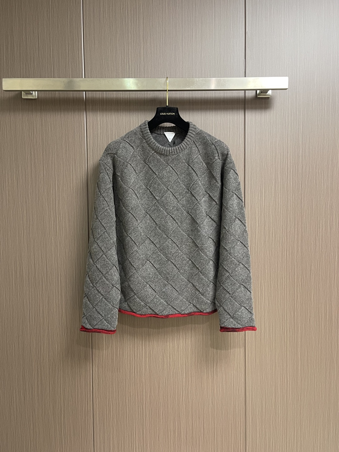 NO:645086,BV 2025SS new wool round neck knitted sweater, smoky gray wool knitted fabric, retro rhombus pattern, red knitted hem design, dropped shoulder design, round neckline, elastic version, full of autumn and winter feel. Sizes S-XL S size shoulder width 53 bust 104 length 66 M size shoulder width 55 bust 108 length 68 L size shoulder width 57 bust 112 length 70  XL size, shoulder width 59, bust 116, length 72,,bottega veneta,sweaters,alexander wang19860909BV 2025SS新品羊毛圆领针织毛衣,烟灰色羊毛针织面料,复古菱格纹图案,红色针织底边设计,落肩设计 圆领领口,弹力版型,秋冬感满满.尺码S-XL  S码肩宽53 胸围104 衣长66 M码 肩宽55 胸围108 衣长68 L码肩宽57 胸围112 衣长70 XL码 肩宽59 胸围116 衣长72,,bottega veneta,sweaters,alexander wang,Men's clothing