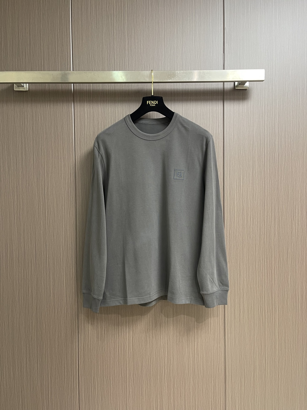 NO:646973,FENDI SS Autumn classic cotton round neck sweatshirt long-sleeved T-shirt, made of 24-count special woven compact cotton fabric, weight 380g, glossy mercerized embroidery thread dyeing, consistent with the color of the fabric, uniform and glossy. The three-dimensional shape is stable and not easy to deform after long-term washing. Size M-5XL, fendi, hoodie, sweatshirts, tees, t-shirt, alexander wang19860909FENDI SS秋季经典棉质圆领卫衣长袖T恤,采用24支特纺紧密棉面料,克重380g,具有光泽感的丝光绣线对版定染,与面料色泽一致,均匀有光泽度.版型立体造型稳定,久洗不易变形.尺码M-5XL,,fendi,hoodie,sweatshirts,tees，t-shirt,alexander wang,Men's clothing