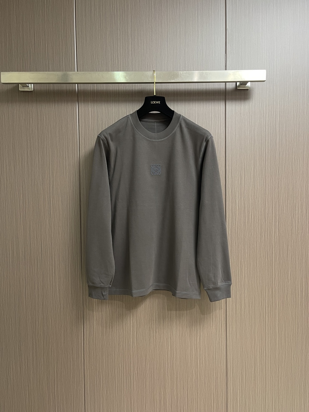 NO:645096,Loewe Anagram embroidered long-sleeved T-shirt. Customized densely woven cotton ribbed cotton. Flexible and delicate. Comfortable and close to the skin. Deep yet elegant. The iconic Loewe Anagram embroidered mark is embellished on the chest. It embodies the essence of the brand in a minimalist shape. It is neatly cut to fit the body curve without excessive color accumulation. The minimalist style is like a clear spring. With its simplicity, it interprets the advanced minimalist fashion philosophy. It uses imported machine embroidery technology and uses advanced computer control systems and precision mechanical components.  Achieve Loewe Anagram embroidery work with high precision, smooth and delicate lines, the fabrics have been washed, the hand feel is better, not easy to deform, not easy to shrink, not easy to fade, maintain long-term beauty. Size M-5XL,, loewe, tees, t-shirt, alexander wang19860909Loewe Anagram 刺绣长袖T恤 定制密织绵纹罗纹棉粹 柔韧细腻 舒适贴肤 深沉而不失优雅 标志性Loewe Anagram刺绣印记点缀于胸前 以极简之形凝聚品牌精髓 利落剪裁贴合身体曲线 没有过多的色彩堆砌 简约风如同一股清泉 以简洁之姿 演绎出高级的极简时尚哲学 采用进口机刺绣工艺 使用先进的计算机控制系统和精密的机械部件 实现Loewe Anagram刺绣作业 精度高 线条流畅而细腻 面料都经过浇洗 手感质感更佳 不易变形 不易缩水 不易褪色 保持长久的美观.尺码M-5XL,,loewe,tees，t-shirt,alexander wang,Men's clothing