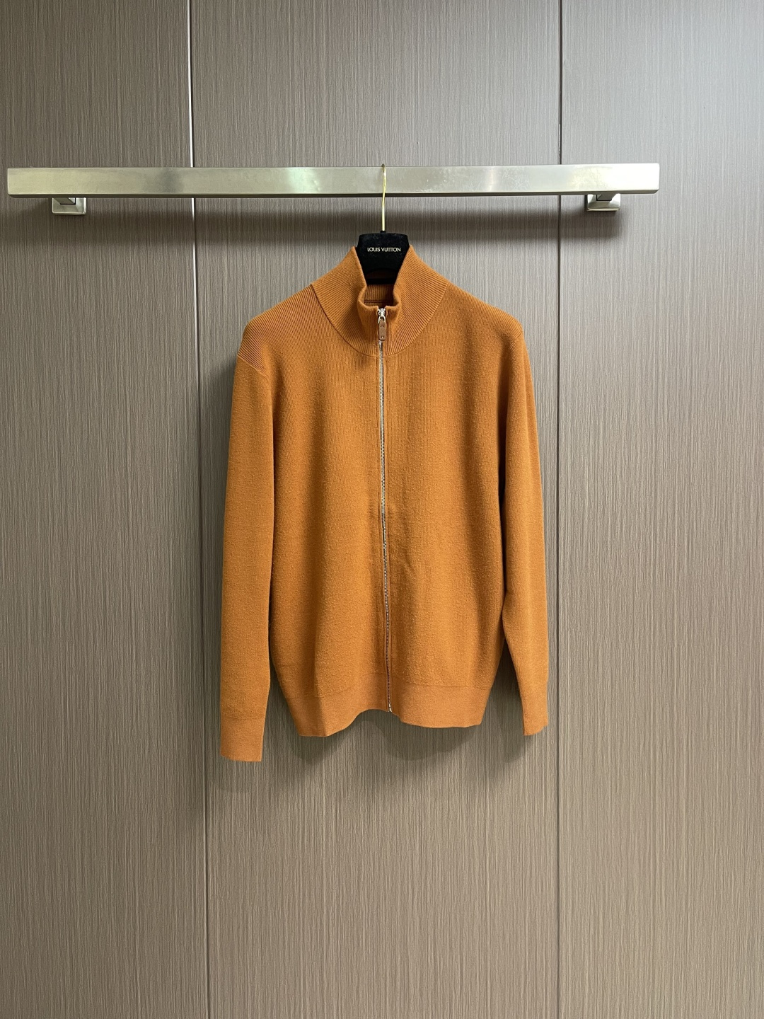 NO:645097,ZEGNA 2025SS autumn and winter series knitted zipper cardigan is a fabric with excellent comprehensive performance and core advantages of comfort and drape. As long as you can follow the correct care methods of washing gently with cold water, avoiding drying and wringing and drying flat in the shade, it can provide you with a beautiful and comfortable wearing experience for a long time. Size M-3XL,, alexander wang19860909ZEGNA 2025SS秋冬系列针织拉链开衫,综合性能优秀、以舒适度和垂感为核心的优势面料.只要您能遵循正确的冷水轻柔洗涤、避免甩干拧绞和平铺阴干的护理方法,它就能长久地为您提供美观与舒适的穿着体验.尺码M-3XL,,alexander wang,Men's clothing