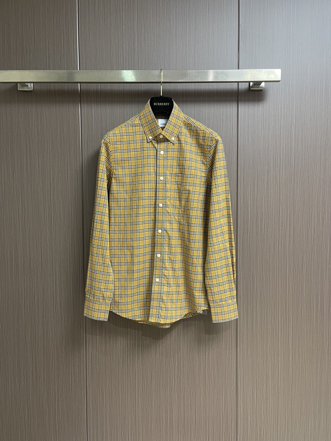 NO:645091,Burberry small yellow plaid button-down pointed collar long-sleeved shirt, the classic small grid has once again swept the fashion circle, the small plaid shirt has comprehensive check workmanship!  The classic single-pocket waist-cinching version. The British style is perfect for everyone. The upper body is slimmer and taller!  !Imported 60-count cotton fabric has a skin-friendly and delicate texture!  The plaid shirt is made of fine imitation cotton poplin imported from Italy and is knitted by plain weave. Precision weft density comparison 2.1 Precision is greater than weft density. The texture is clear and visible to the naked eye. The surface of the shirt is even and refreshing and soft.  The structure is tight. The wearing experience is the best among all shirts. The plaid pattern is crisscrossed and neatly aligned, with no mistakes. It shows the craftsmanship everywhere. The texture is soft and delicate, full of cotton feel, skin-friendly, breathable and incomparably comfortable. The details are perfect. Sizes XS-XL,, burberry, shirts, alexander wang19860909Burberry 细小黄格纽扣尖领长袖衬衫,古典小格再次横扫时尚圈,细小格子衬衫,全面对格工艺！经典单口袋收腰版型.英伦气质不桃人人版型上身显瘦又高挑！!进口60支棉布面料质感亲肤细腻！格纹衬衫采用意大利进口精仿棉府绸制成,经过平纹针织 精密纬密对比2.1 精密大于纬密 织纹清晰肉眼可见 衬衫表面匀净 清爽柔软 结构紧密.穿着体验是所有衬衫之首,格纹纵横交错对格工整,毫无错格存在,处处彰显出匠心工艺,质地柔软细腻,棉感十足,亲肤透气无敌舒适,细节完美如斯.尺码XS-XL,,burberry,shirts,alexander wang,Men's clothing