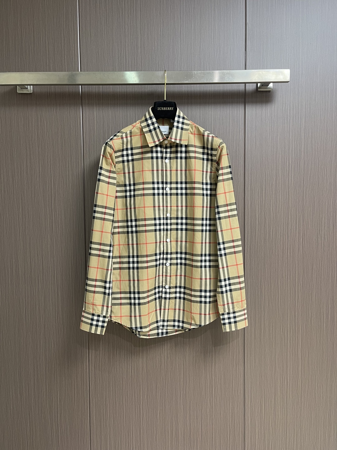 NO:645095,Burberry  Classic plaid long-sleeved shirt. The fabric is made of double-ply 80-count woven small twill fabric. The plaid pattern is aligned, and the yarn is custom-woven and dyed. Each independent size is a positioning piece. The front panel, pockets, sleeves and other parts are all aligned with each other. The process is duplicated, which is time-consuming and material-intensive.  Made of pure natural pearl shell buttons, 3 pages of customized wash marks, multiple laser cutting and alignment pieces by hand, all processes and materials used are ZP methods. Sizes XS-XL, burberry, shirts, alexander  wang19860909Burberry 经典格纹长袖衬衫,面料采用双股80支梭织小斜纹面料,格纹对位,纱线定织定染,每个独立的尺码都是定位裁片,前幅,口袋,袖子等部位都是对格对位的,工序复制,费时费料,采用纯天然珍珠贝壳纽扣,洗水唛定制3页,多处手工一片一片激光剪裁对位,所有工序,用料都是ZP做法.尺码XS-XL,,burberry,shirts,alexander wang,Men's clothing